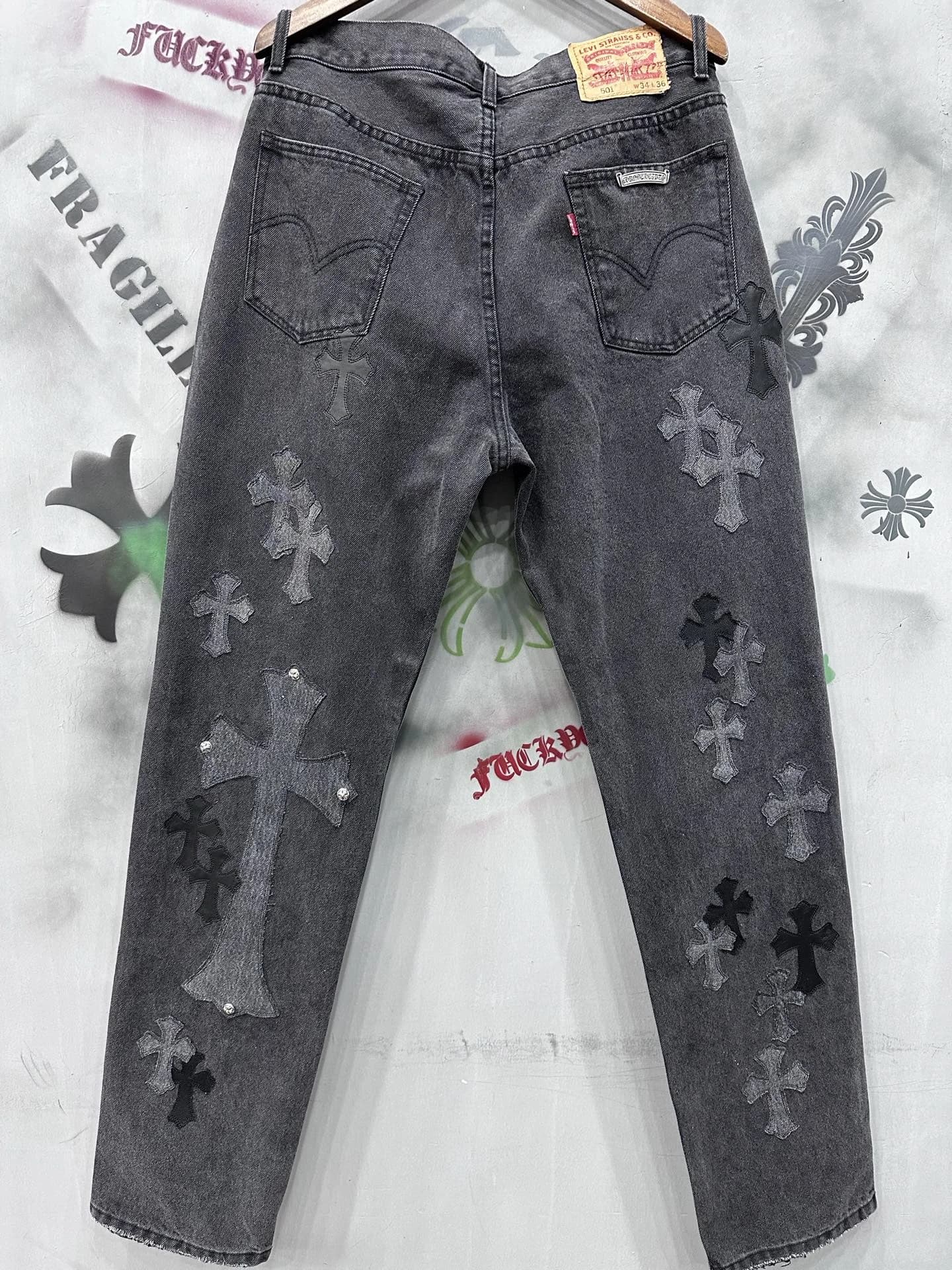 Серые джинсы Chrome Hearts x Levi's Vintage 501 с нашивками-крестами, вид сзади