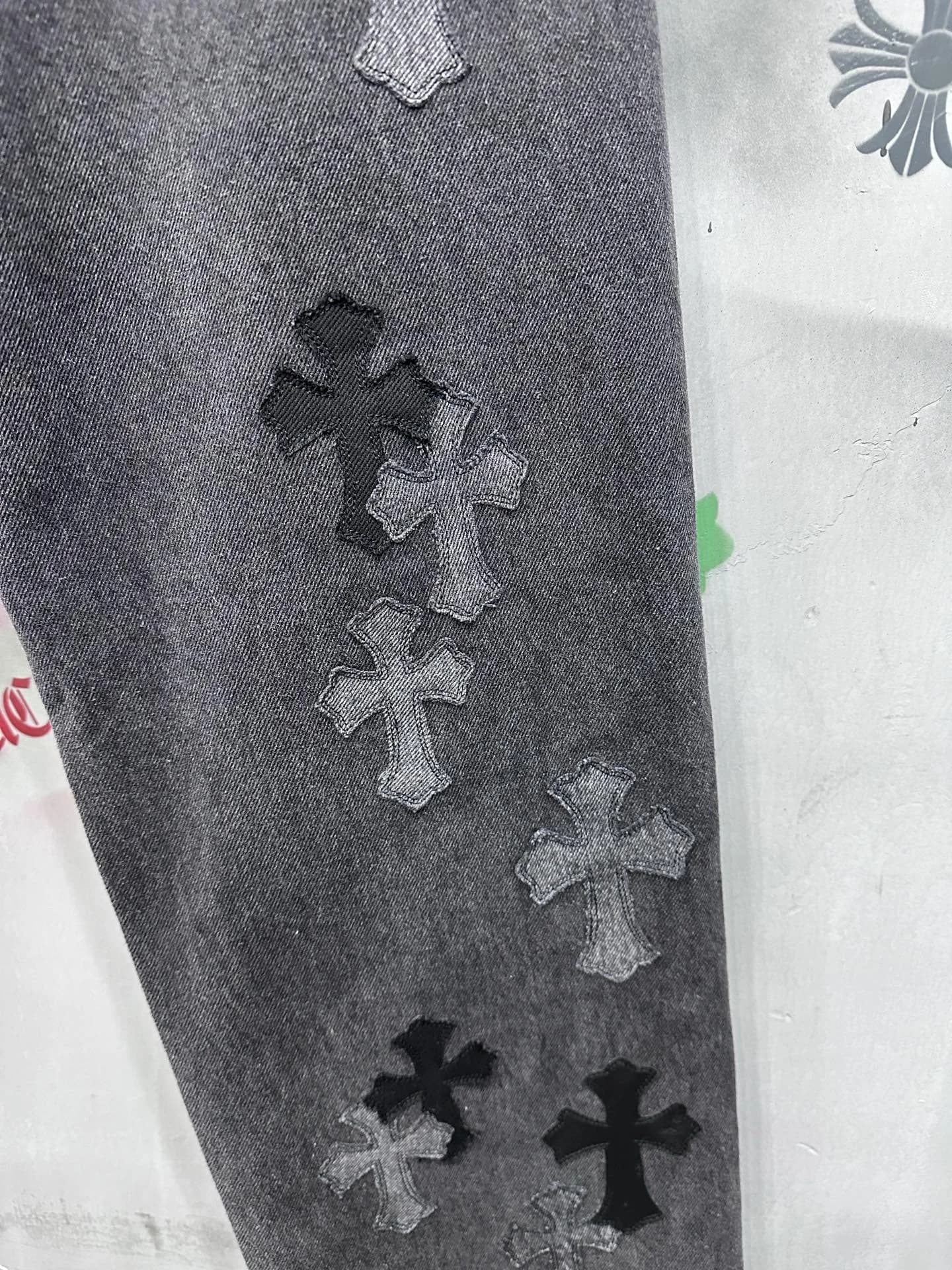 Россыпь кожаных нашивок-крестов на штанине джинсов Chrome Hearts