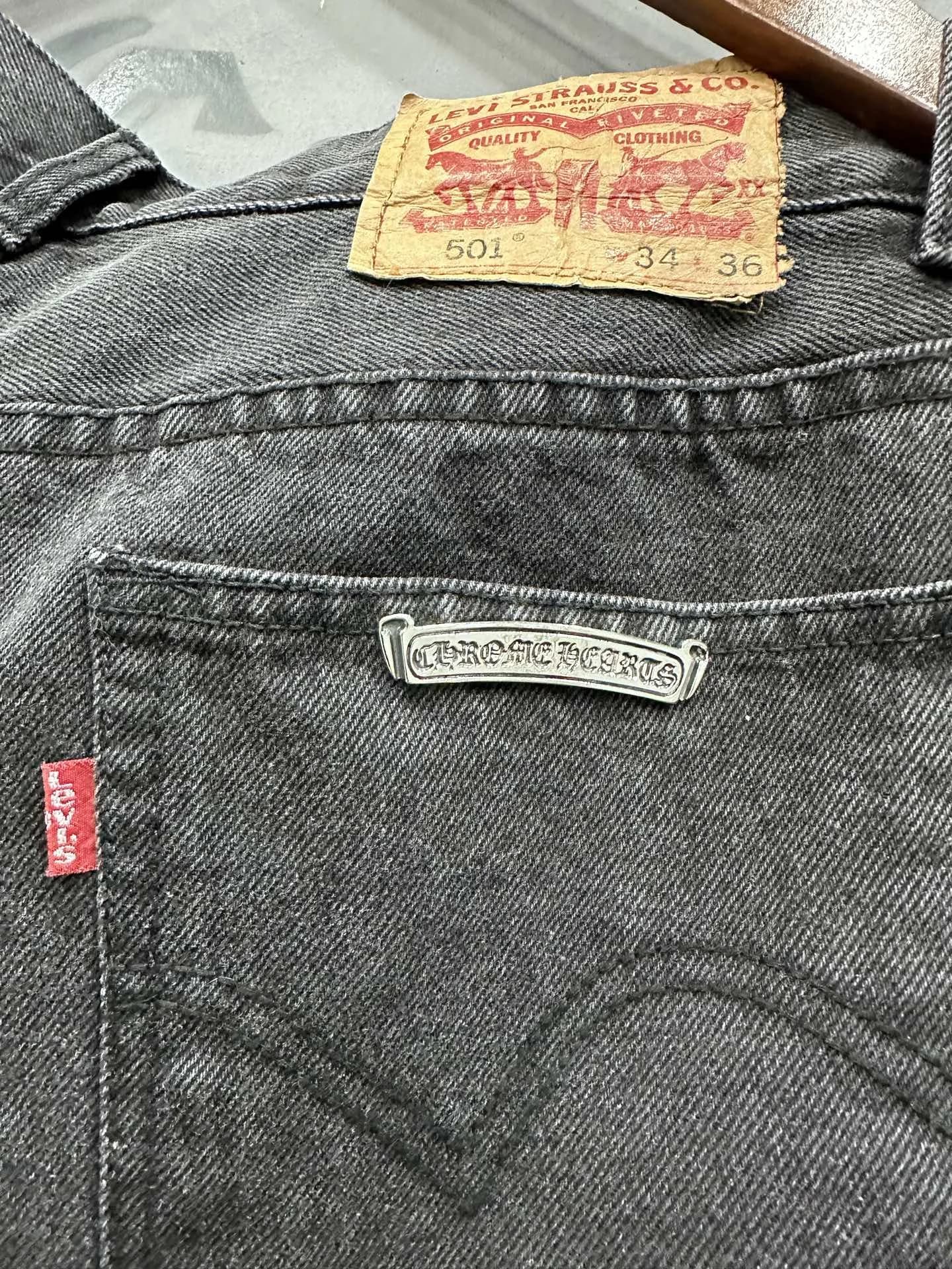 Задний карман джинсов Levi's 501 с серебряной пластиной Chrome Hearts