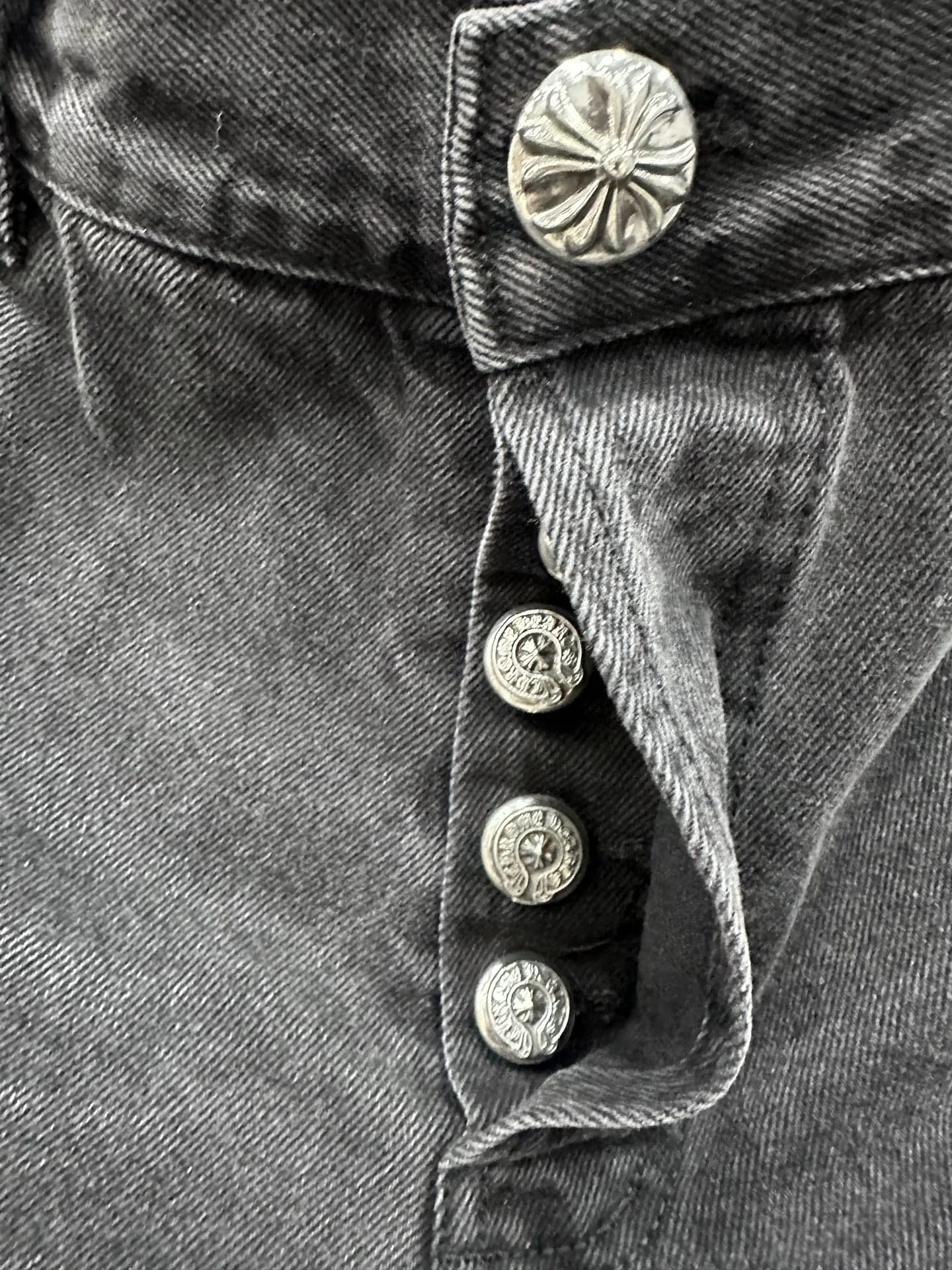Серебряные пуговицы-болты на ширинке джинсов Chrome Hearts x Levi's