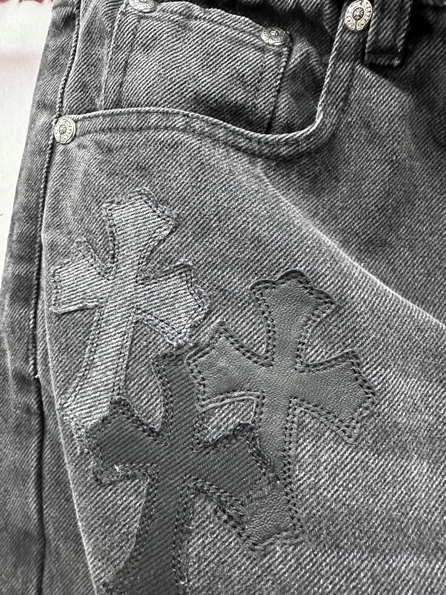 Кожаные нашивки-кресты на бедре джинсов Chrome Hearts x Levi's