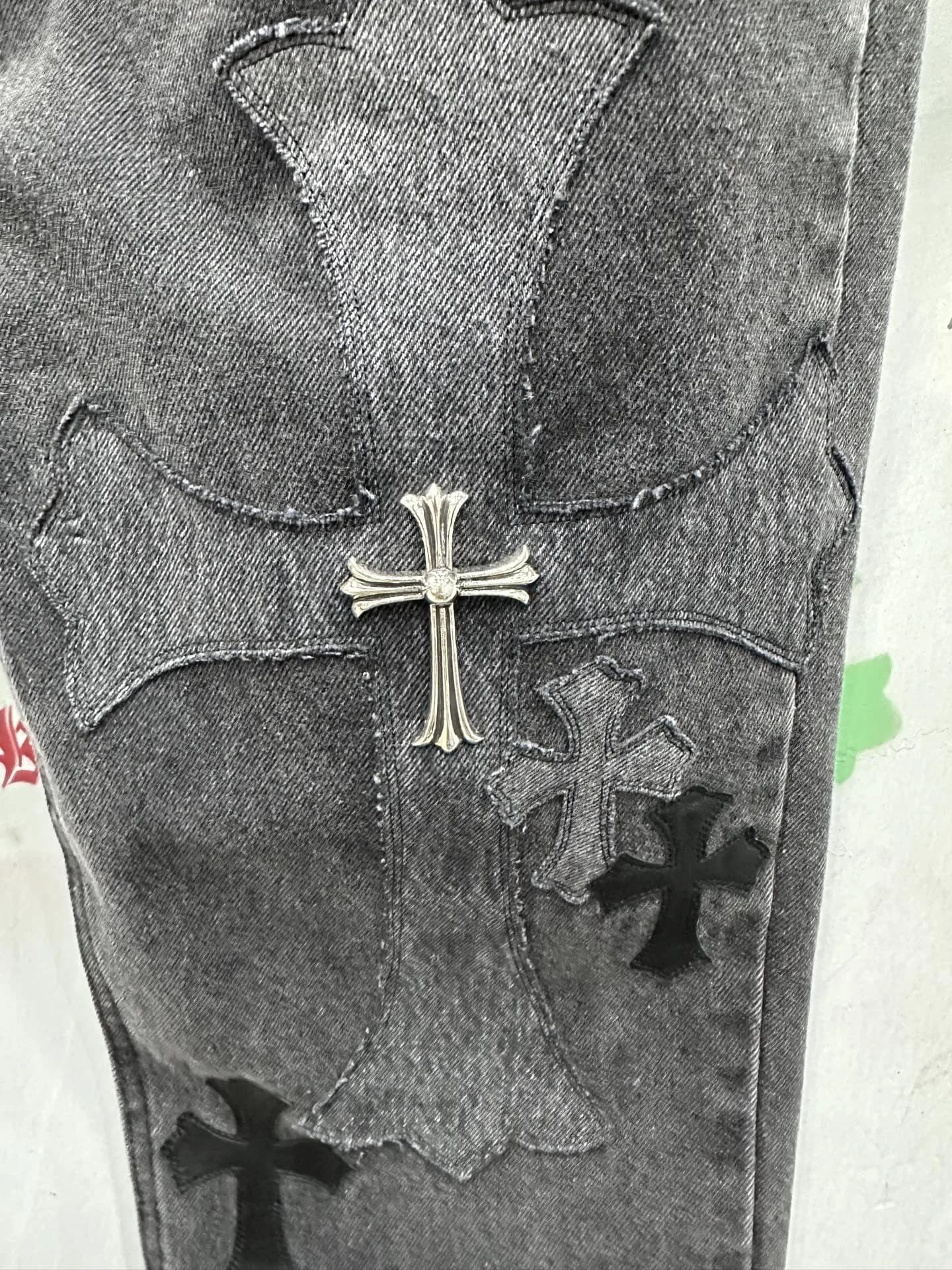 Нашивки в виде крестов с серебряной фурнитурой на штанине джинсов Chrome Hearts