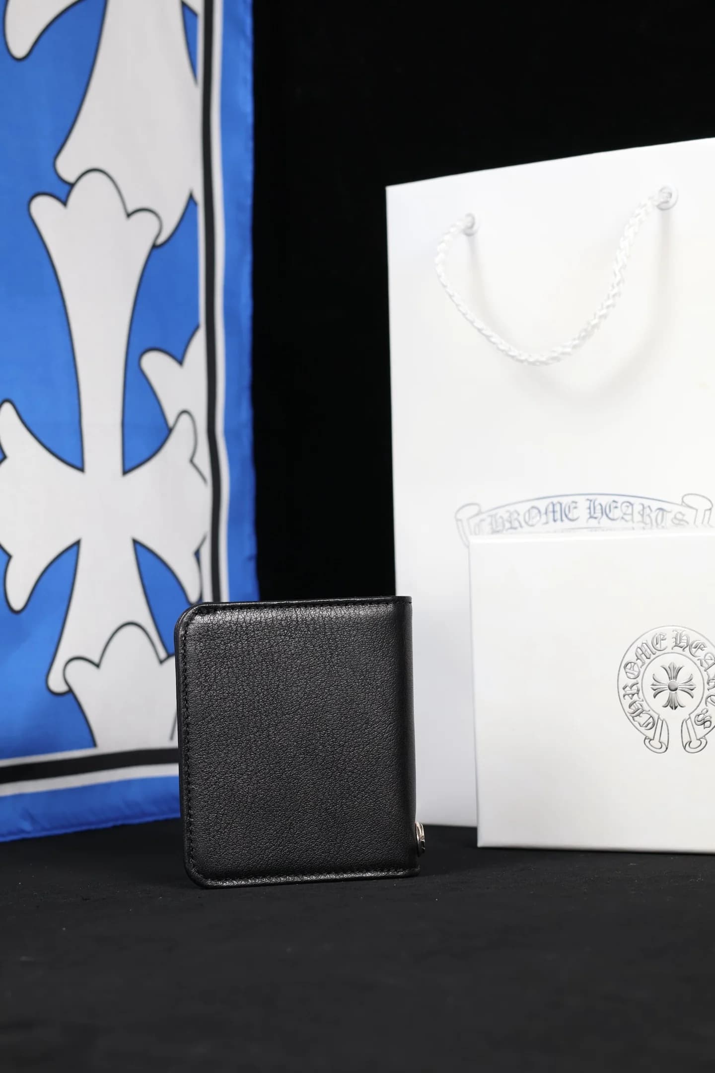 Задняя сторона черного кожаного кошелька Chrome Hearts