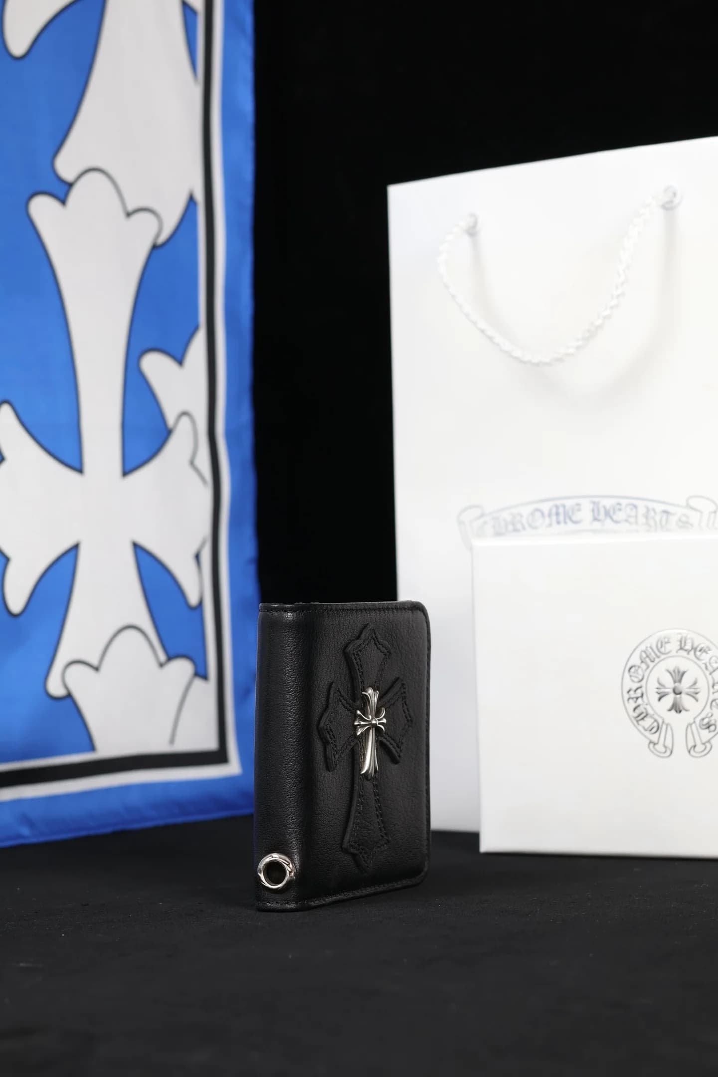 Вид сбоку на кошелек Chrome Hearts с люверсом для цепочки