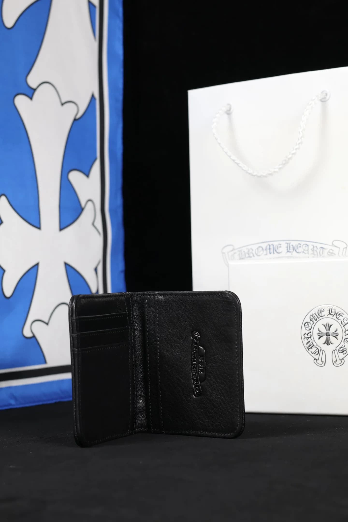 Приоткрытый кожаный кошелек Chrome Hearts со слотами для карт