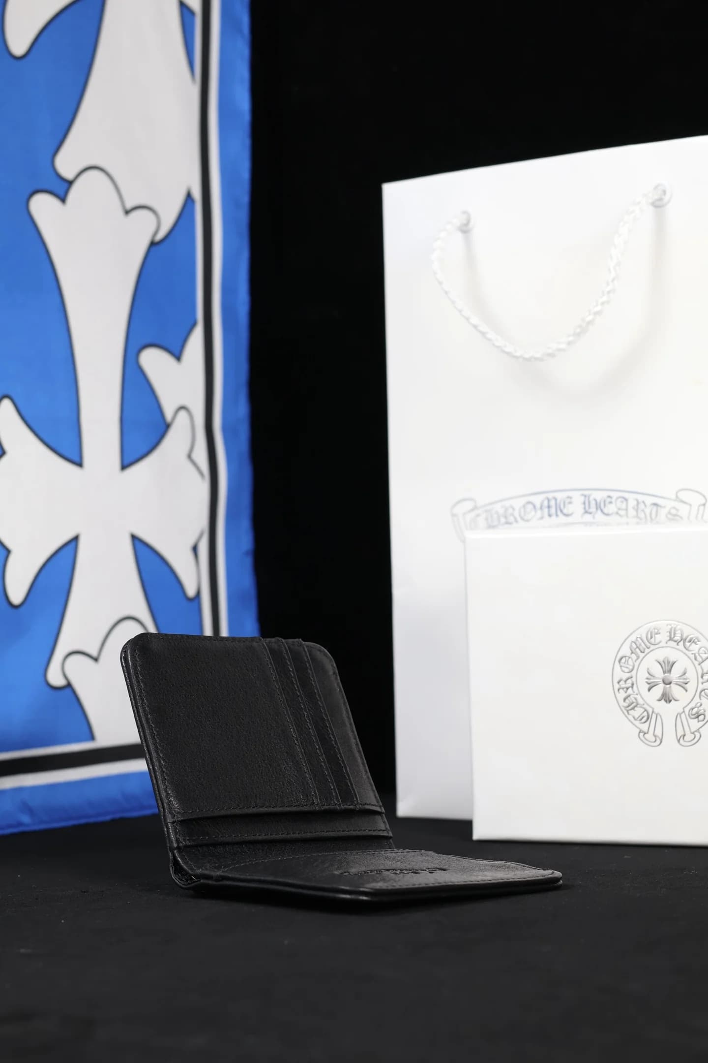 Раскрытый кошелек Chrome Hearts на черном фоне