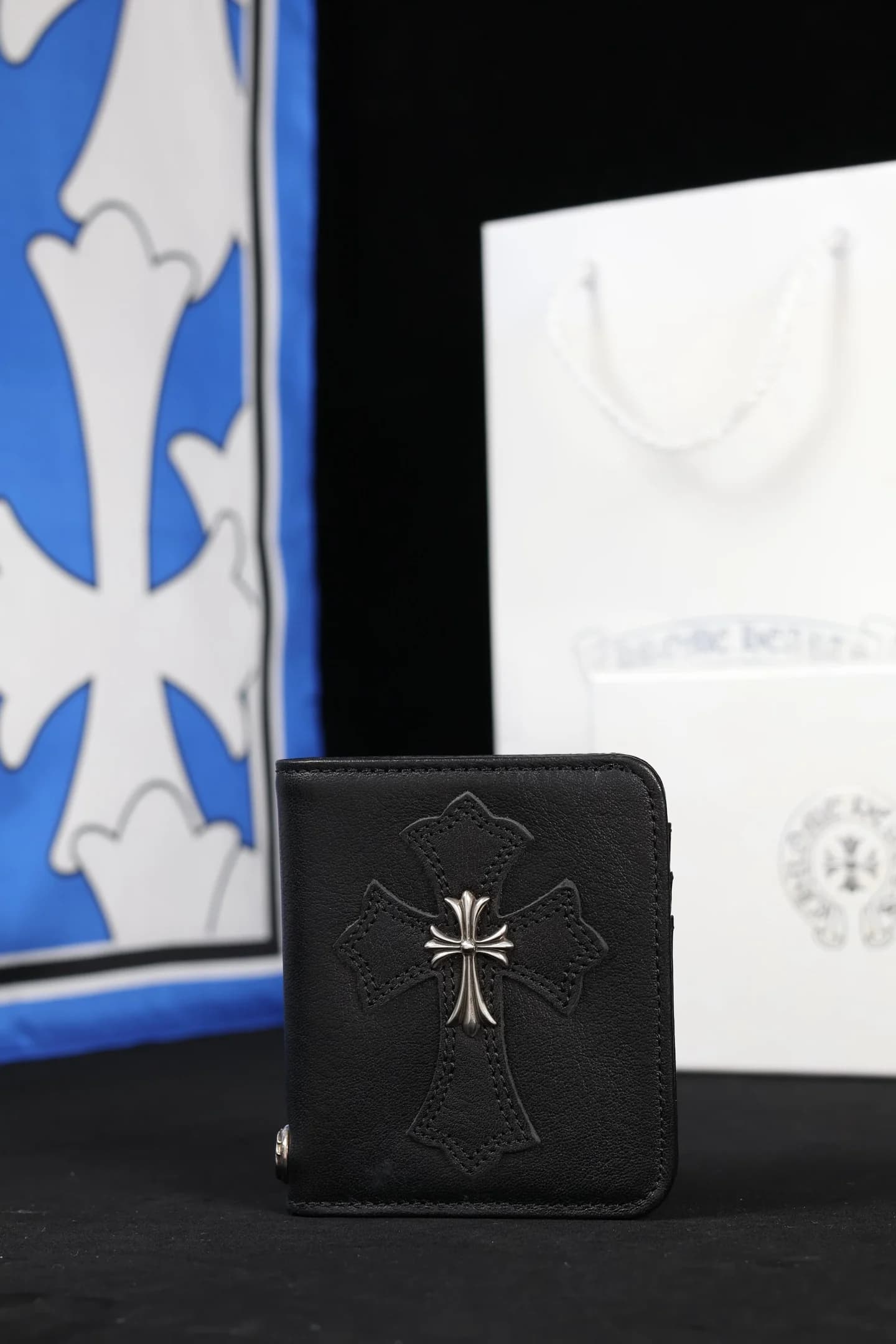 Фронтальный вид кошелька Chrome Hearts с кожаным крестом