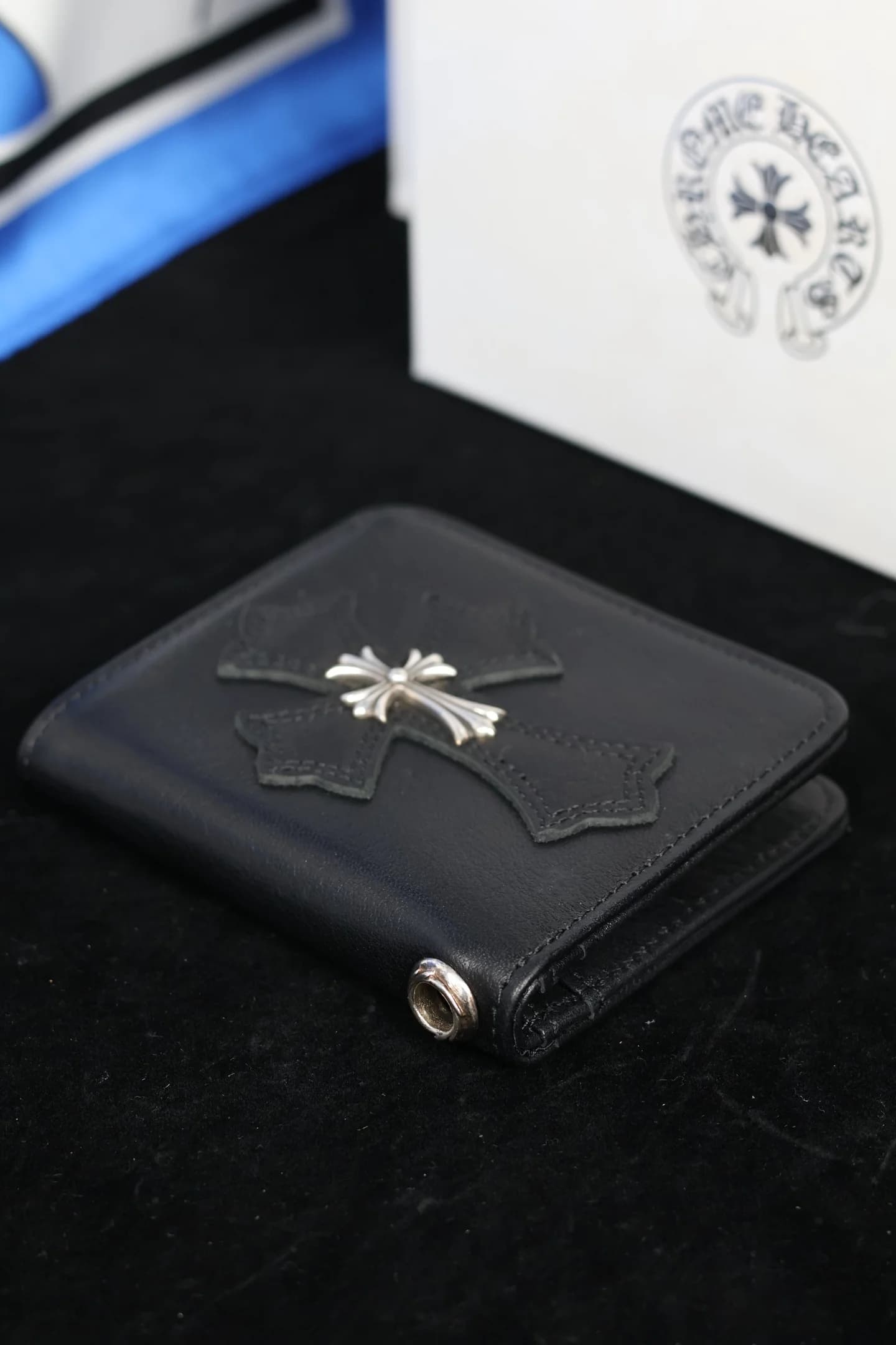 Кожаный кошелек Chrome Hearts под углом