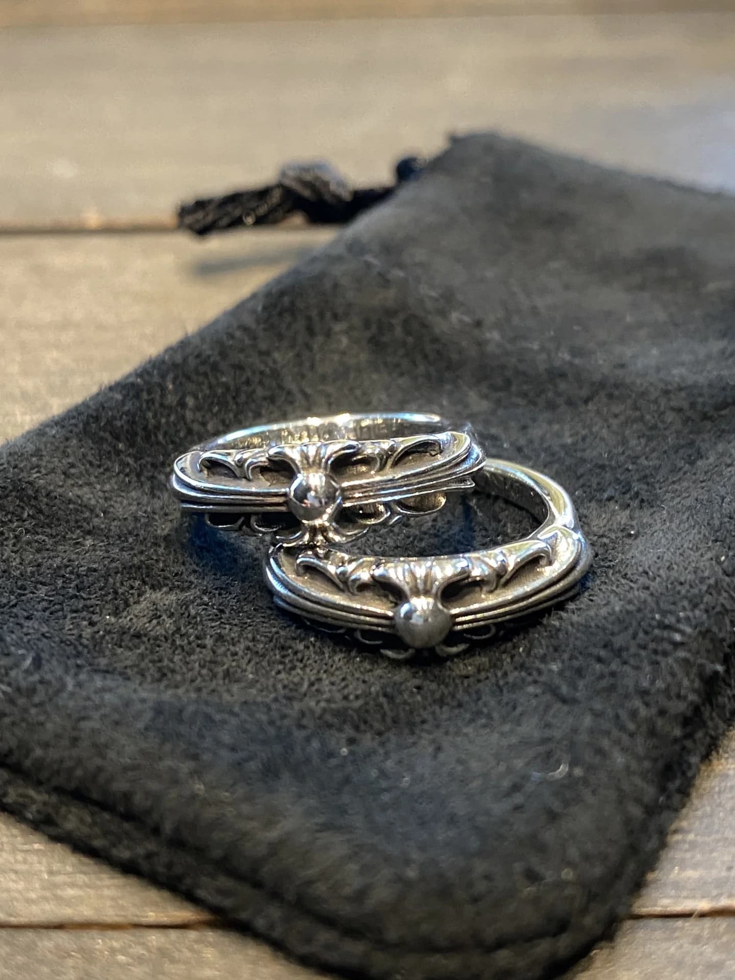 Серебряные кольца Chrome Hearts Baby Floral на замшевом пыльнике
