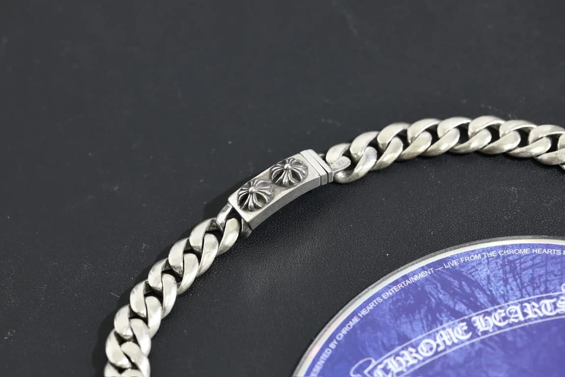 Замок цепочки Chrome Hearts сбоку крупным планом