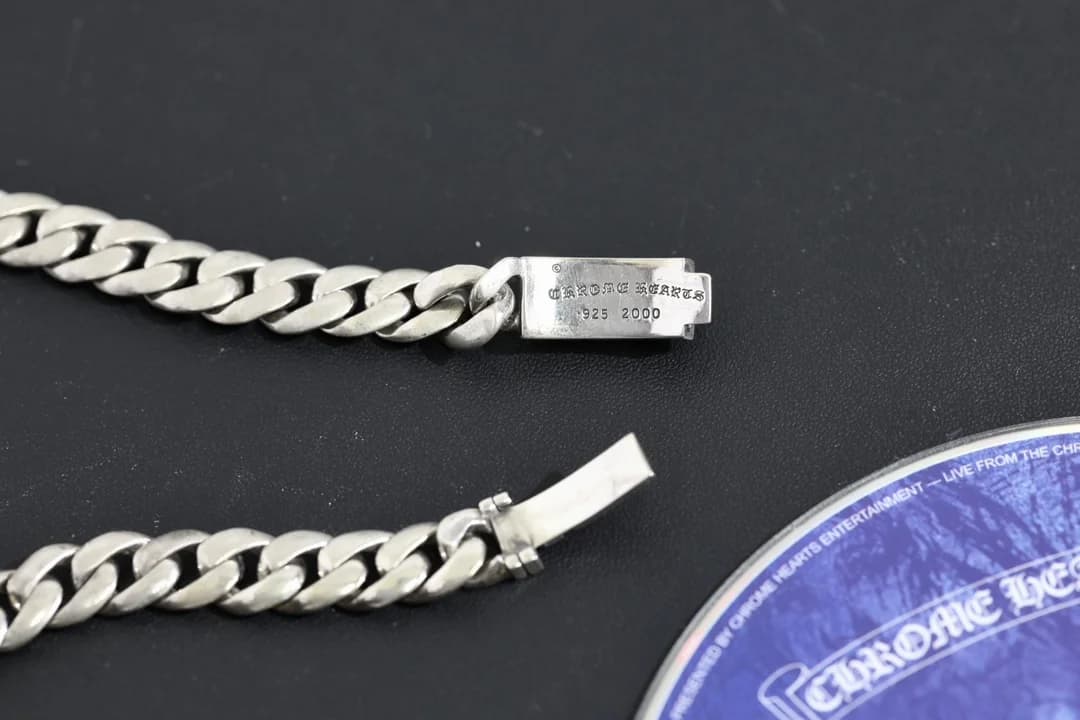 Механизм замка цепочки Chrome Hearts в расстёгнутом виде, вид сзади