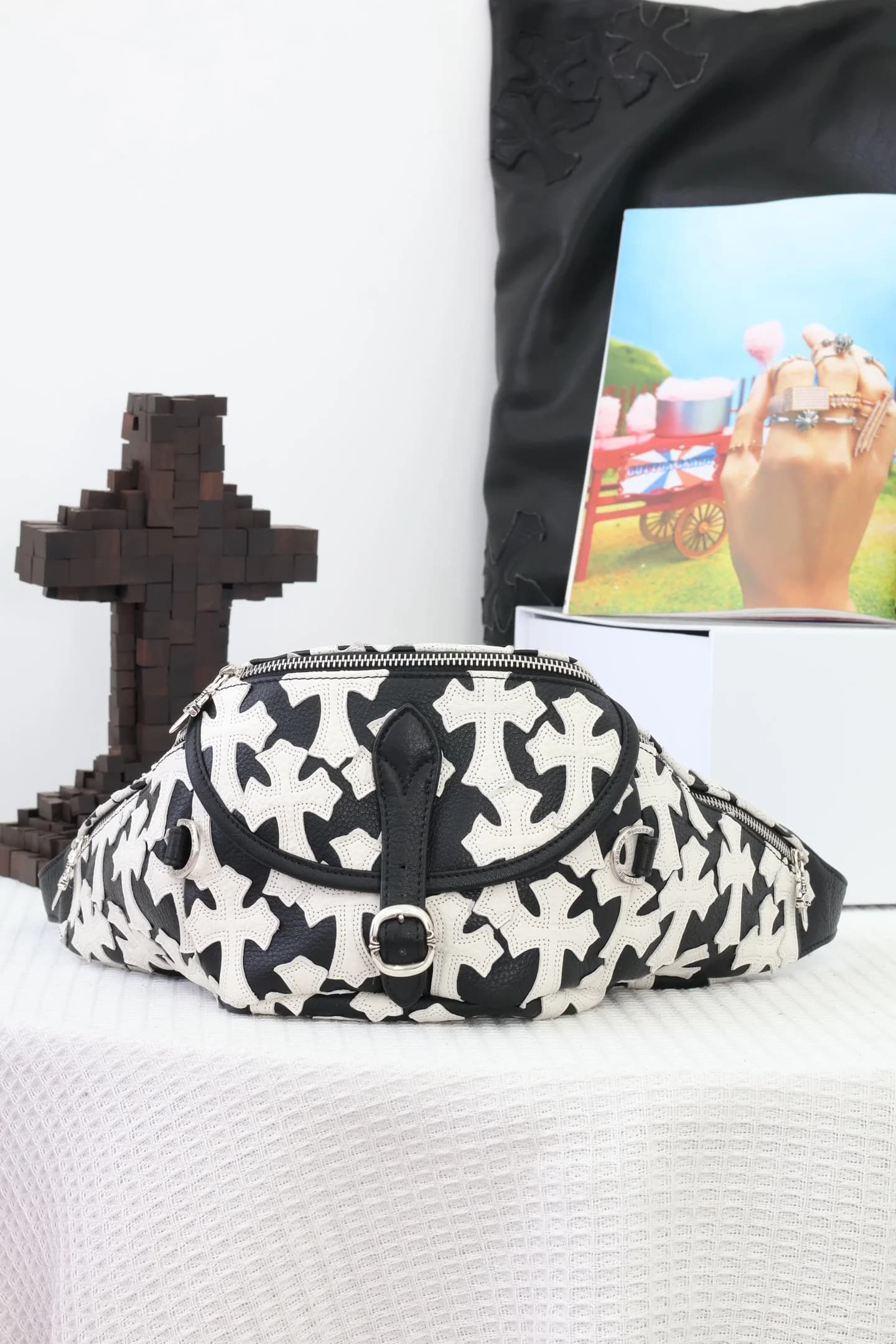 Поясная сумка Chrome Hearts из черно-белой кожи с серебряной фурнитурой, вид спереди