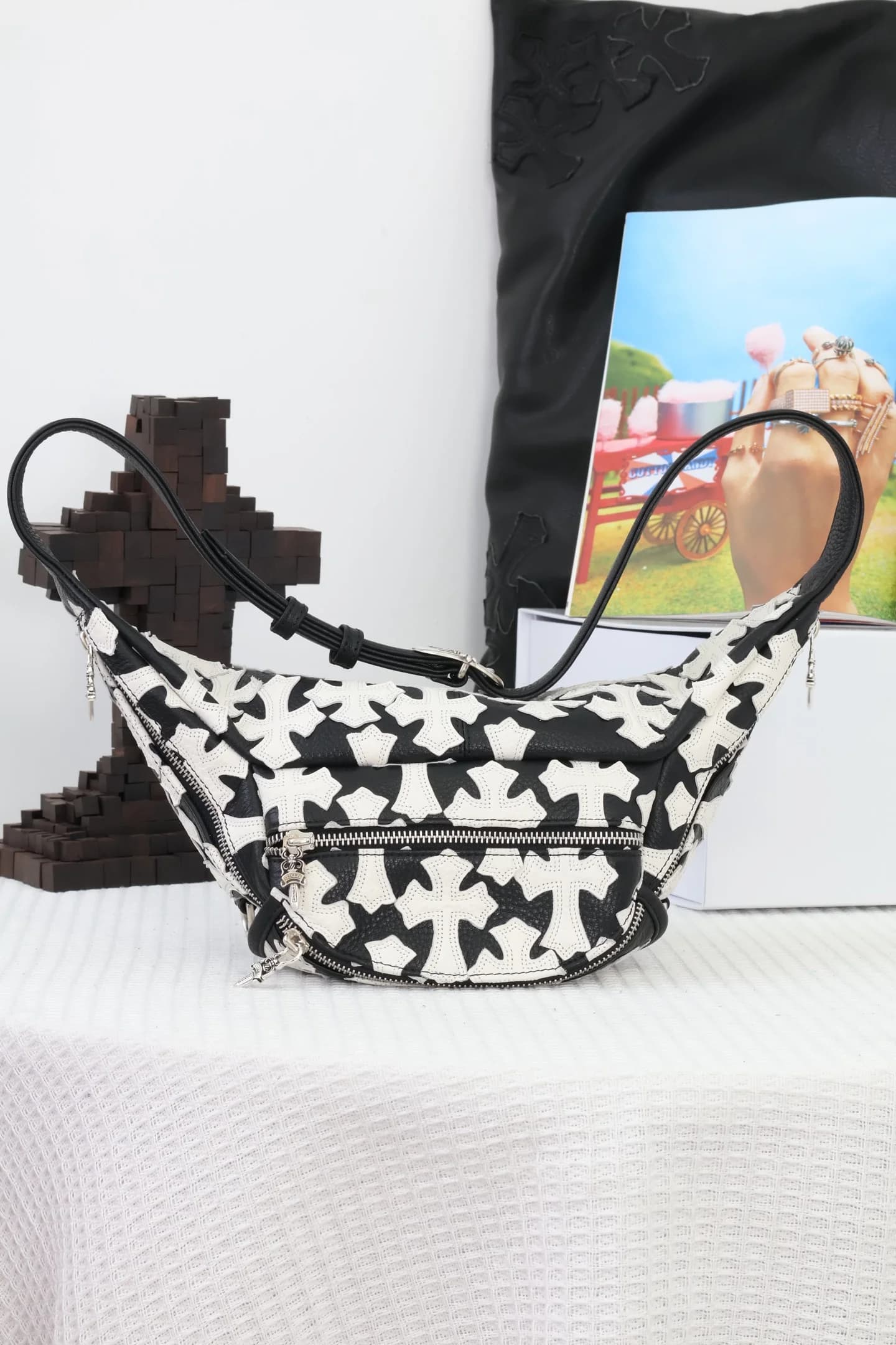 Поясная сумка Chrome Hearts с серебряными замками-кинжалами, вид сверху