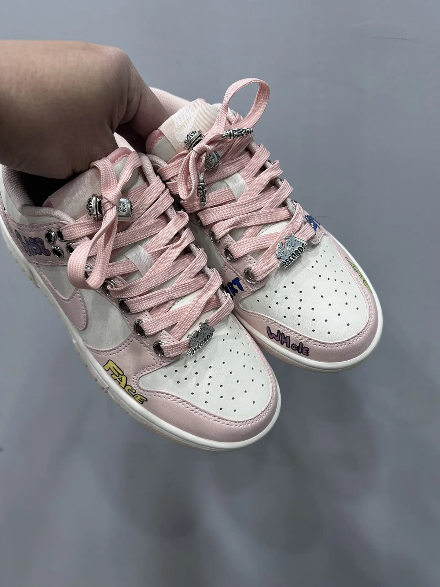 Розовые кроссовки Chrome Hearts x Nike Dunk Low с граффити Matty Boy