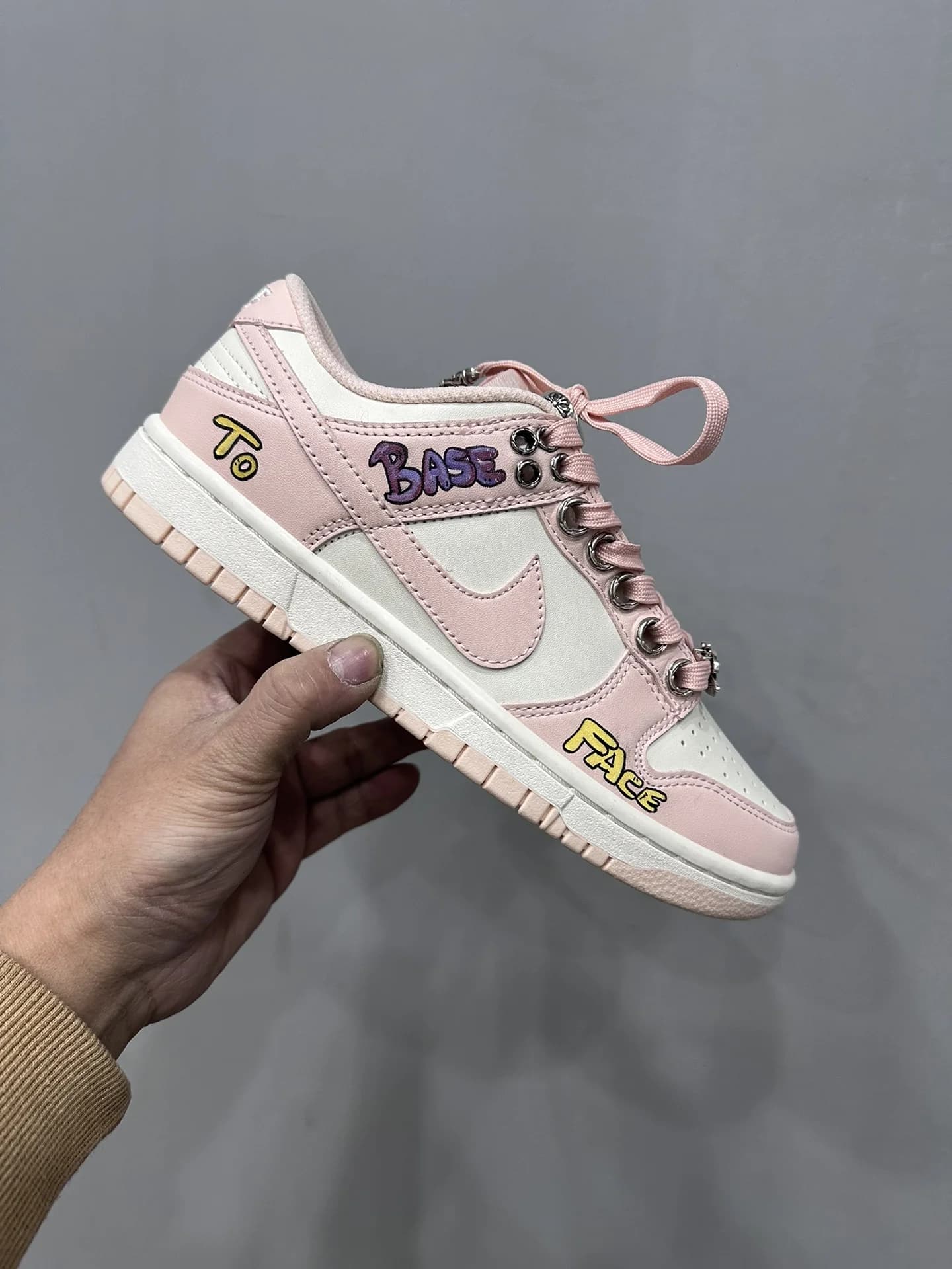 Боковая сторона кроссовка Chrome Hearts x Nike Dunk Low с надписями