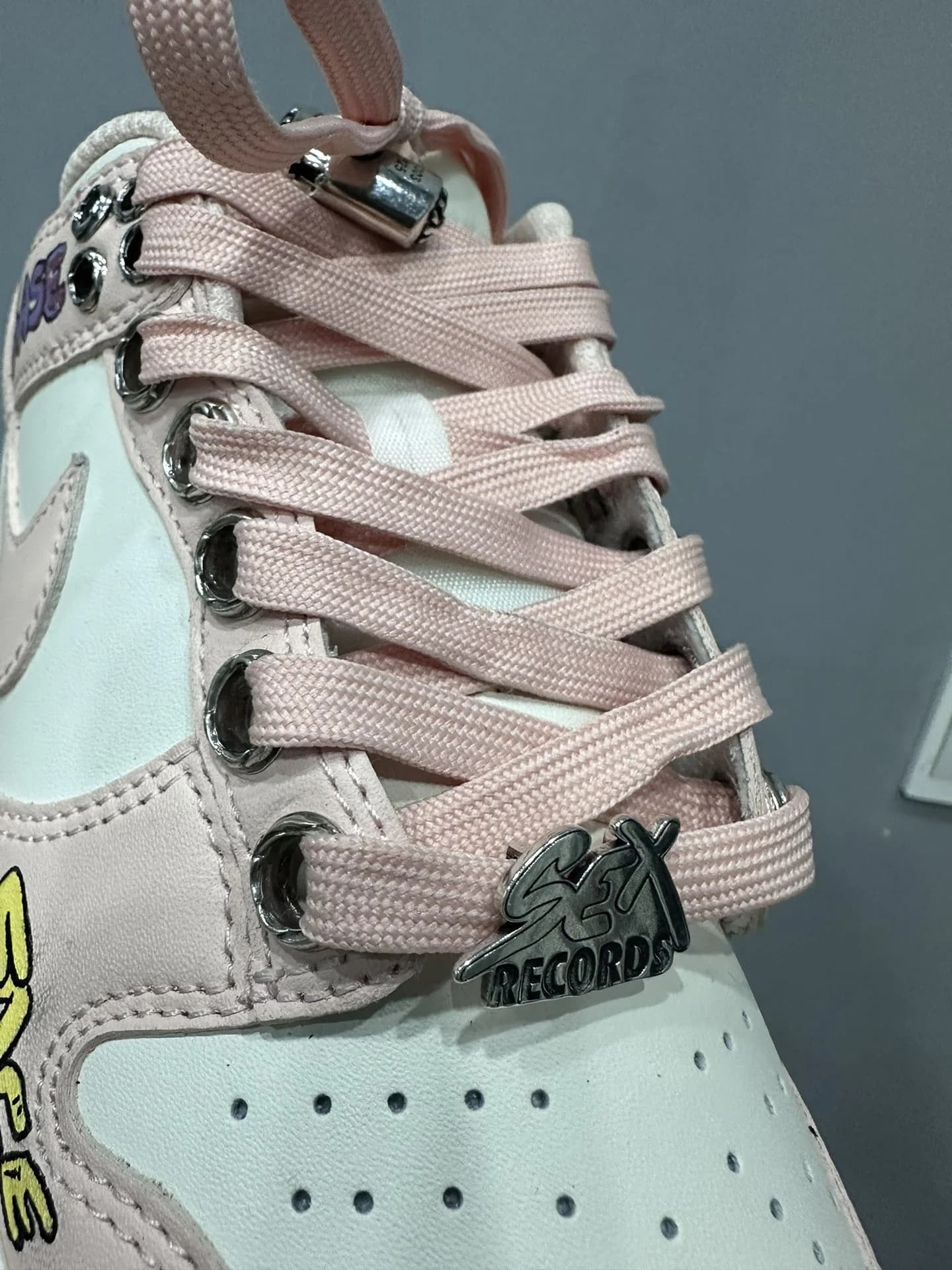Деталь шнуровки кроссовок Chrome Hearts x Nike Dunk Low с серебряным элементом