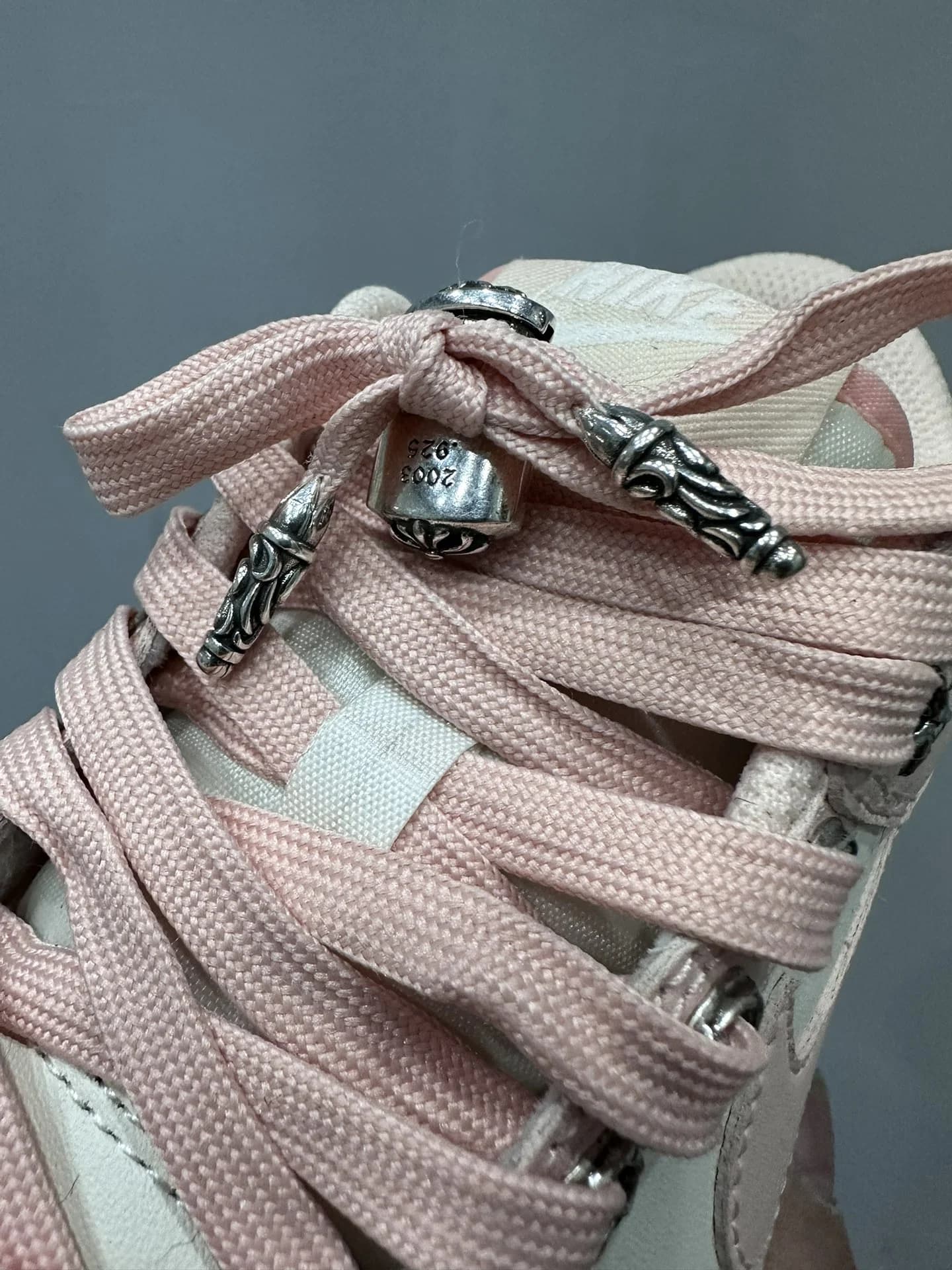 Серебряная фурнитура Chrome Hearts на шнурках кроссовок