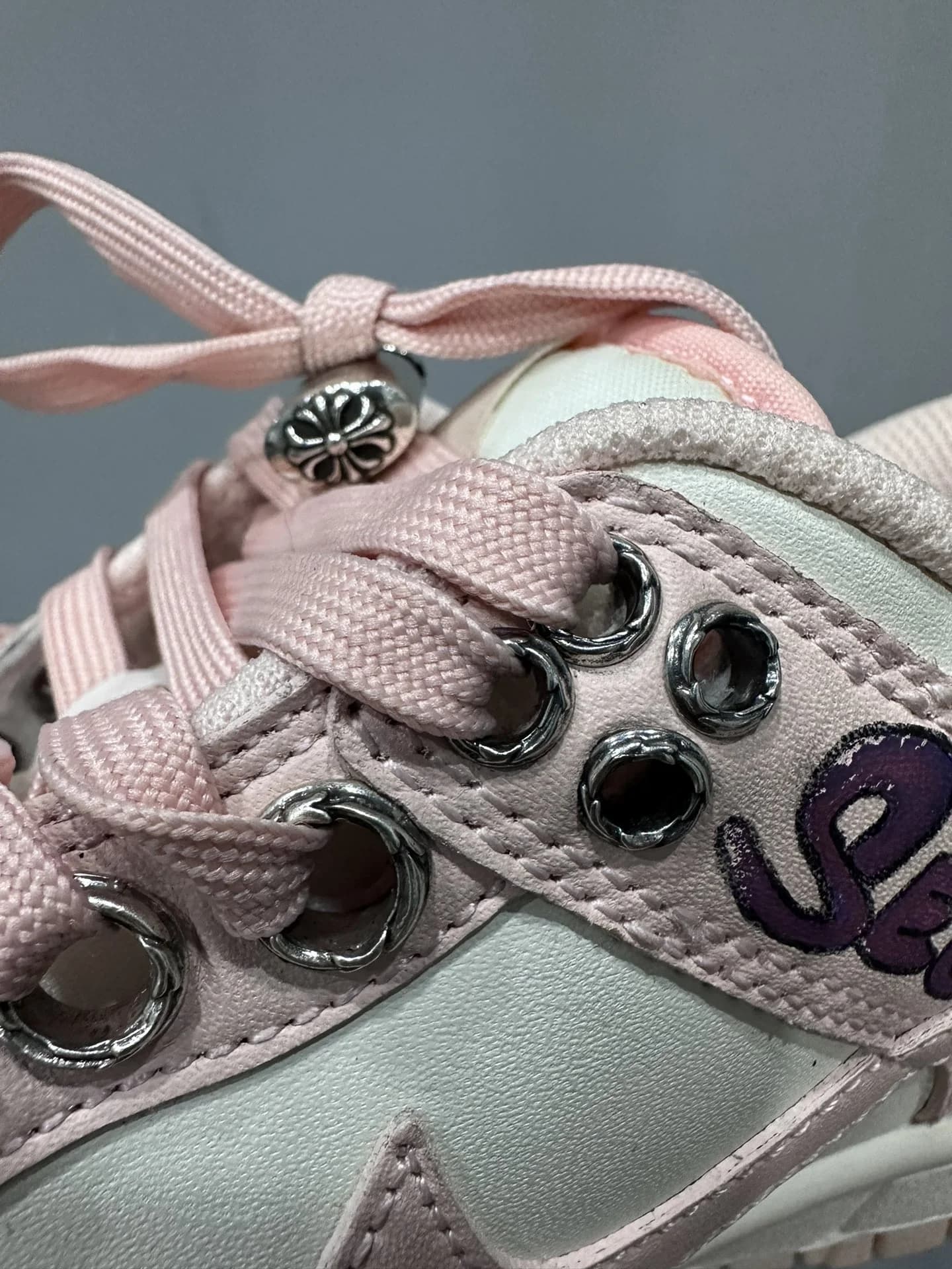 Металлические люверсы и серебряный декор на кроссовках Chrome Hearts