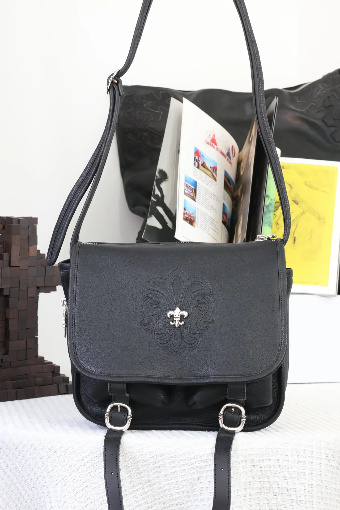 Чёрная кожаная сумка через плечо Chrome Hearts с клапаном, вид спереди