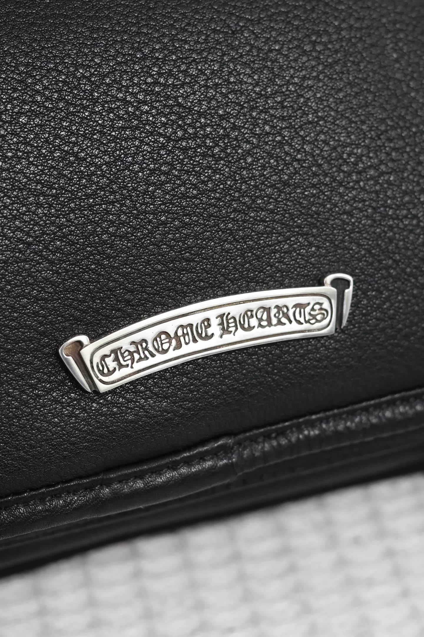 Серебряная плашка с логотипом Chrome Hearts на задней панели