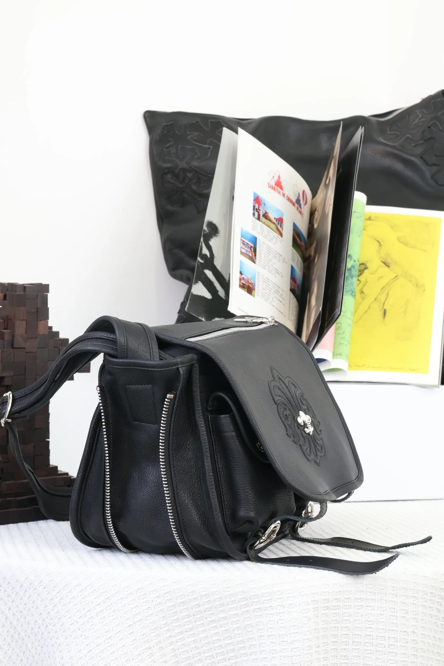 Боковой профиль чёрной кожаной сумки Chrome Hearts