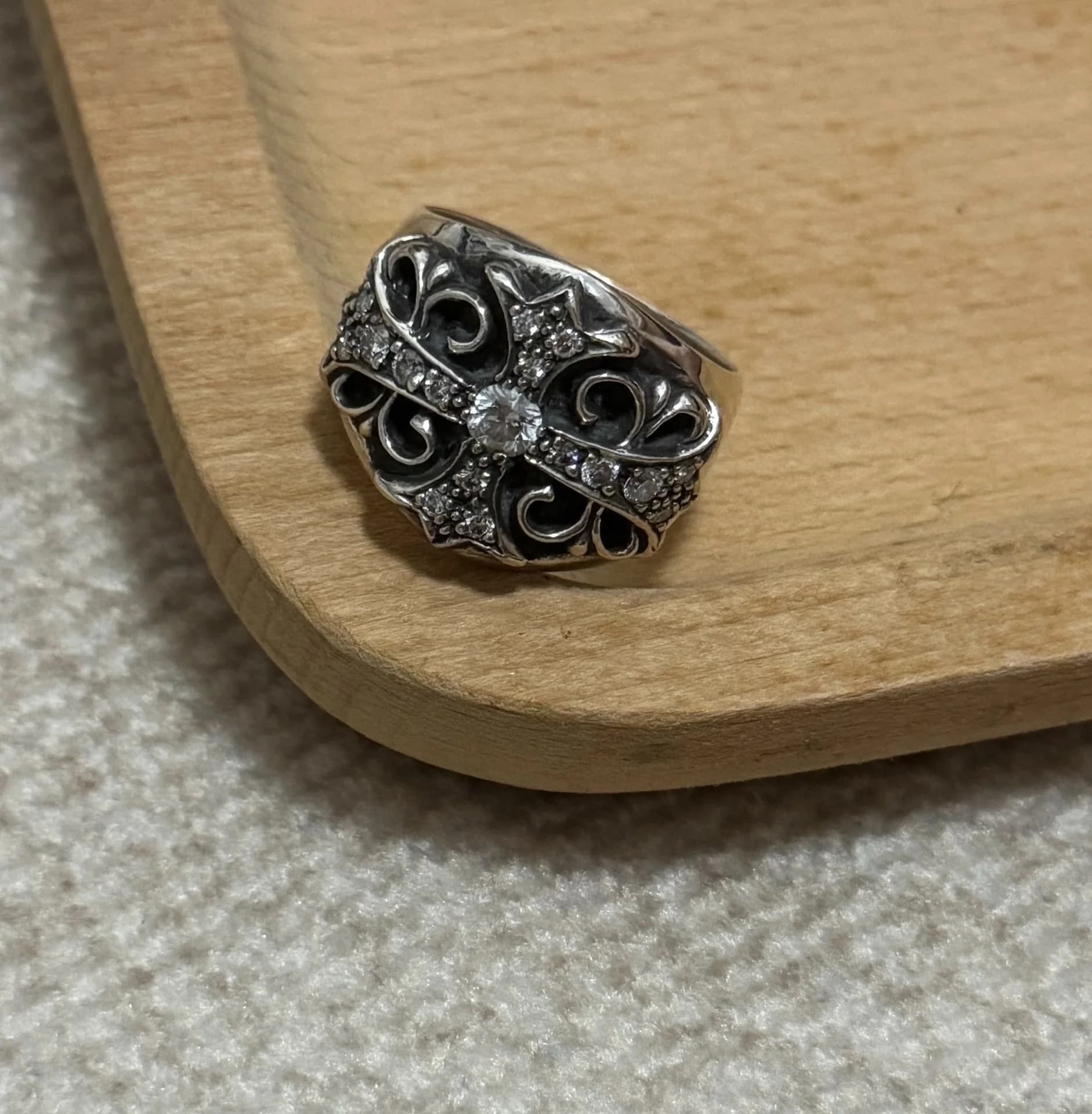 Массивное серебряное кольцо Chrome Hearts Keeper с инкрустацией бриллиантами на деревянной поверхности