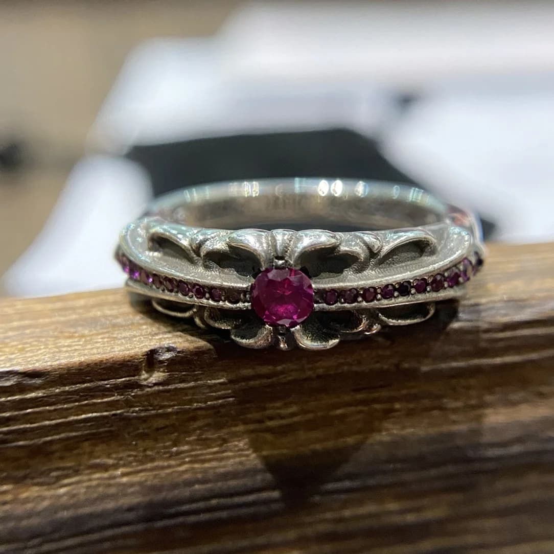 Серебряное кольцо Chrome Hearts Baby Floral с красными камнями крупным планом