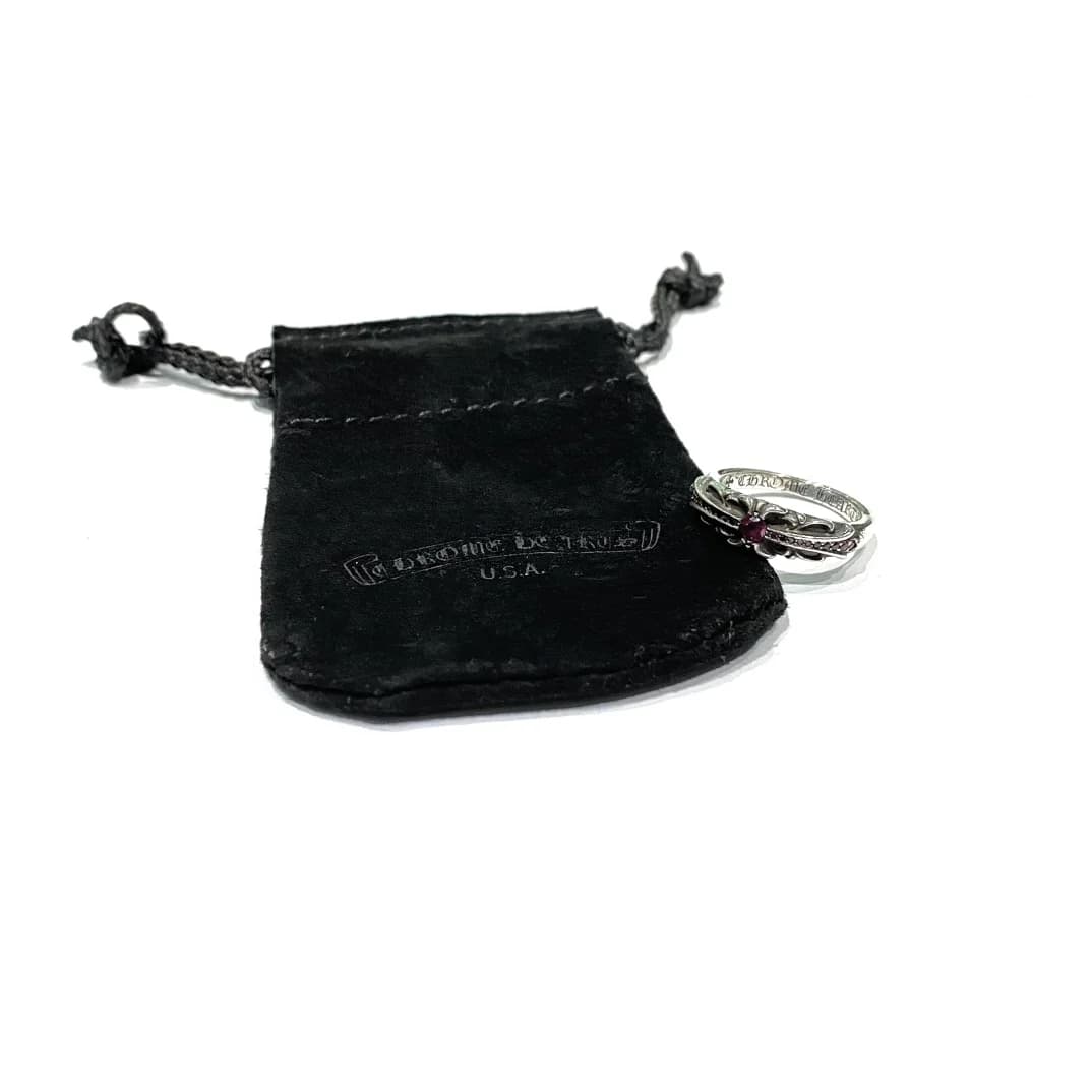 Кольцо Chrome Hearts Baby Floral рядом с замшевым фирменным пыльником