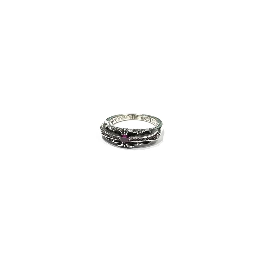 Кольцо Chrome Hearts Baby Floral с красными камнями на белом фоне