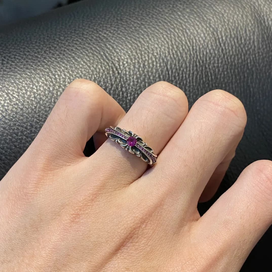 Кольцо Chrome Hearts Baby Floral с красными камнями на пальце