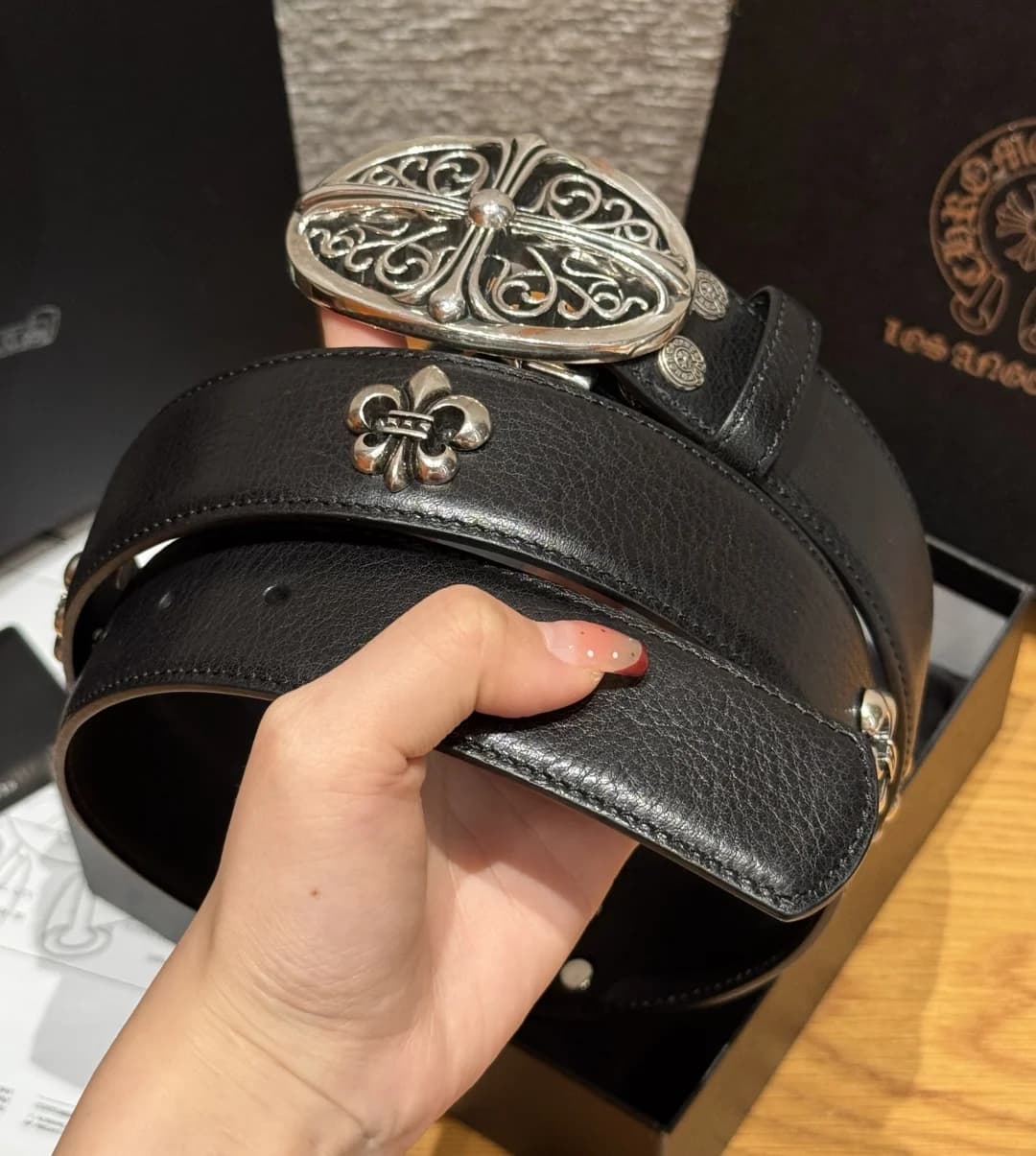 Свернутый ремень Chrome Hearts из зернистой кожи с декоративными заклепками