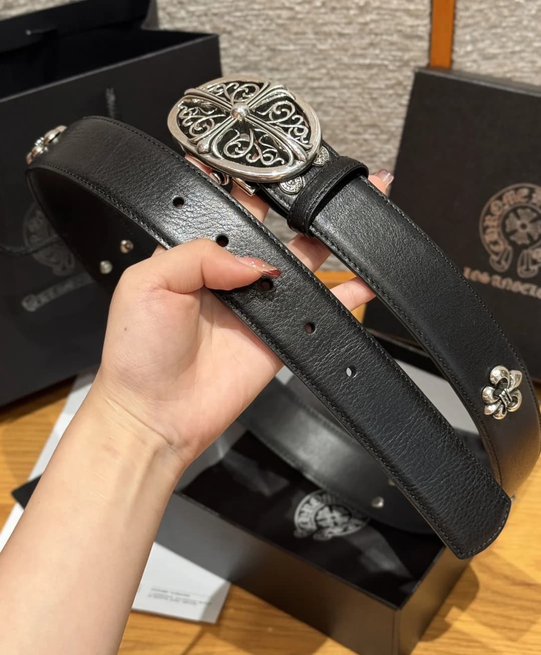 Кожаный ремень Chrome Hearts с массивной серебристой пряжкой и заклепками