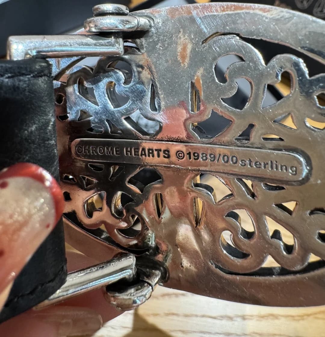 Обратная сторона серебряной пряжки с гравировкой Chrome Hearts Sterling