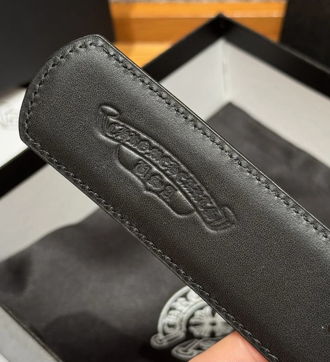 Тиснение фирменного свитка Chrome Hearts на кончике ремня