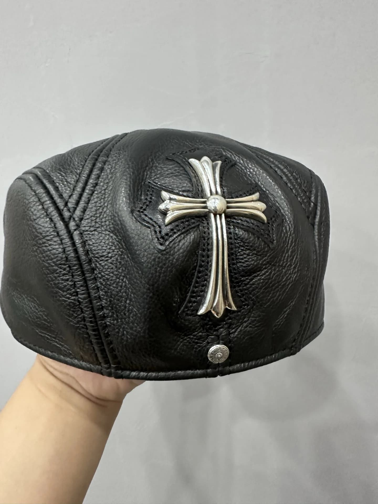 Черная кожаная кепка Chrome Hearts с серебряным крестом, вид спереди