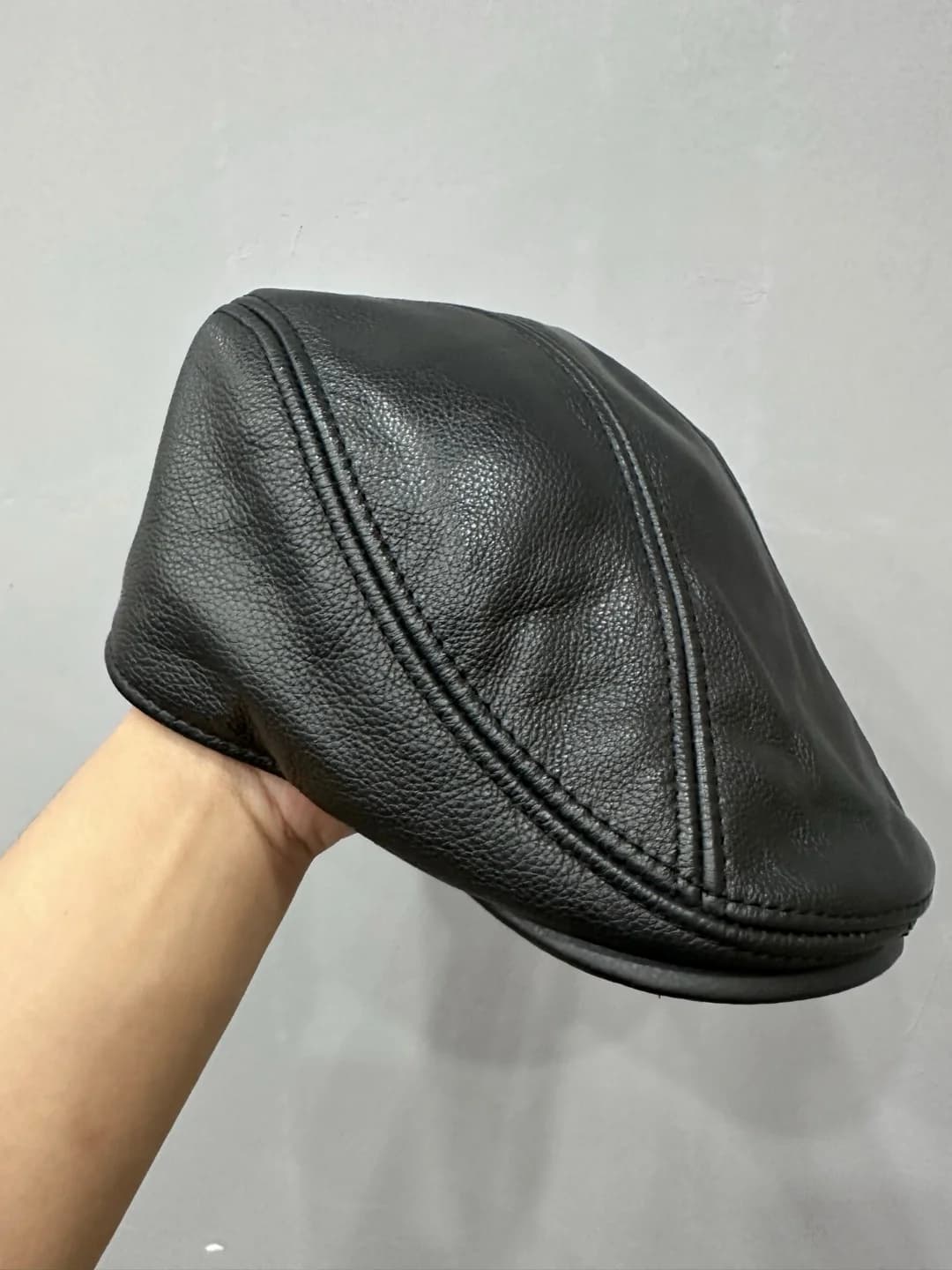Кожаная кепка Chrome Hearts, вид сбоку на руке