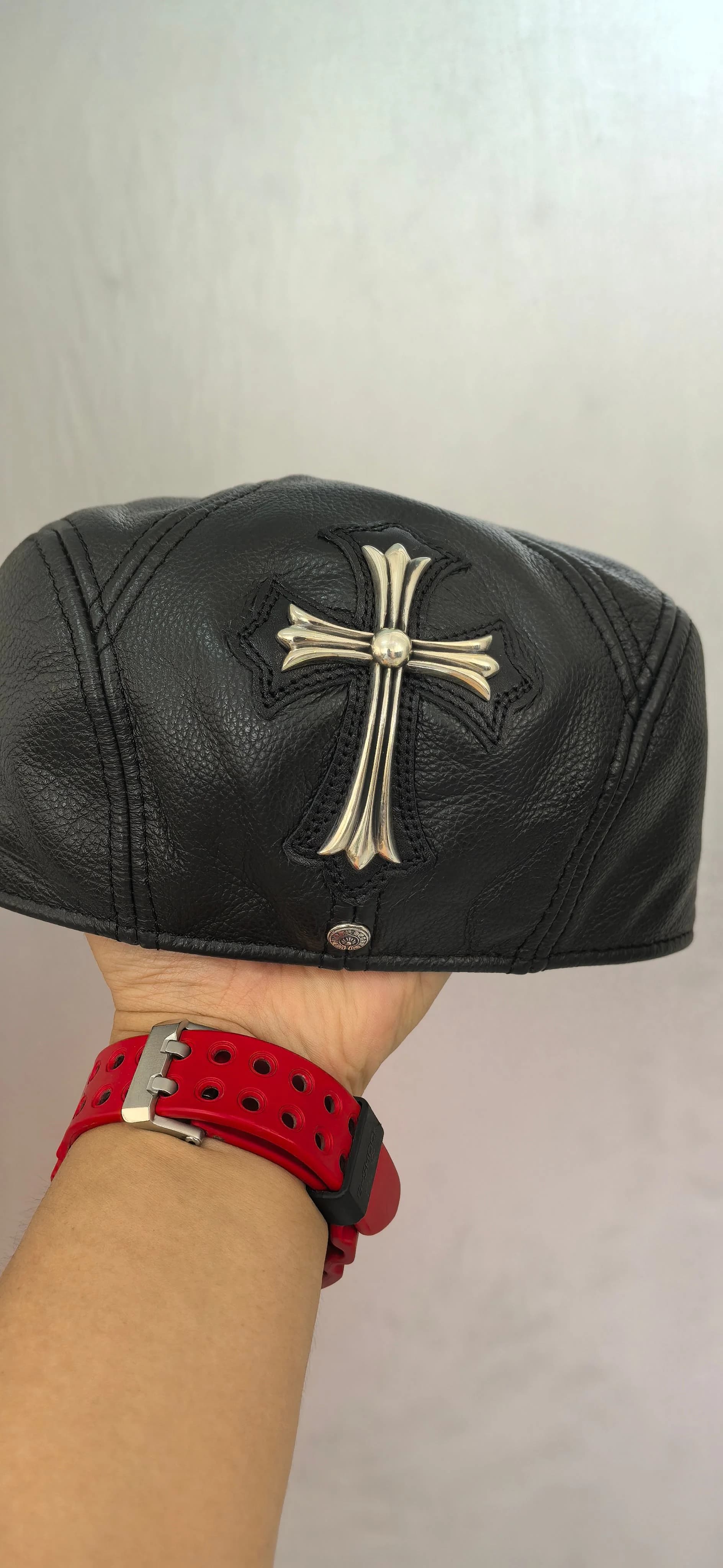 Кожаная кепка Chrome Hearts черного цвета, вид сзади