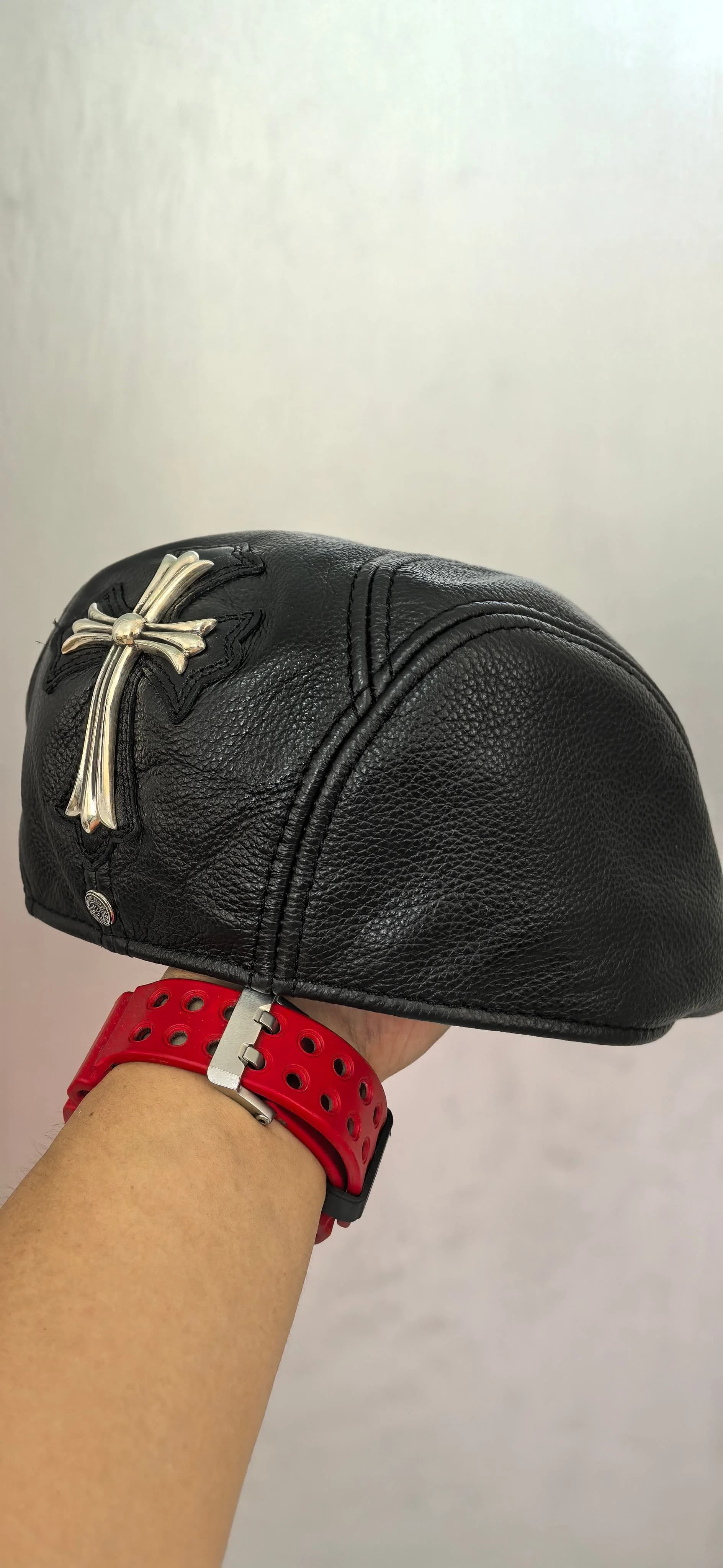 Кожаная кепка Chrome Hearts, вид сбоку