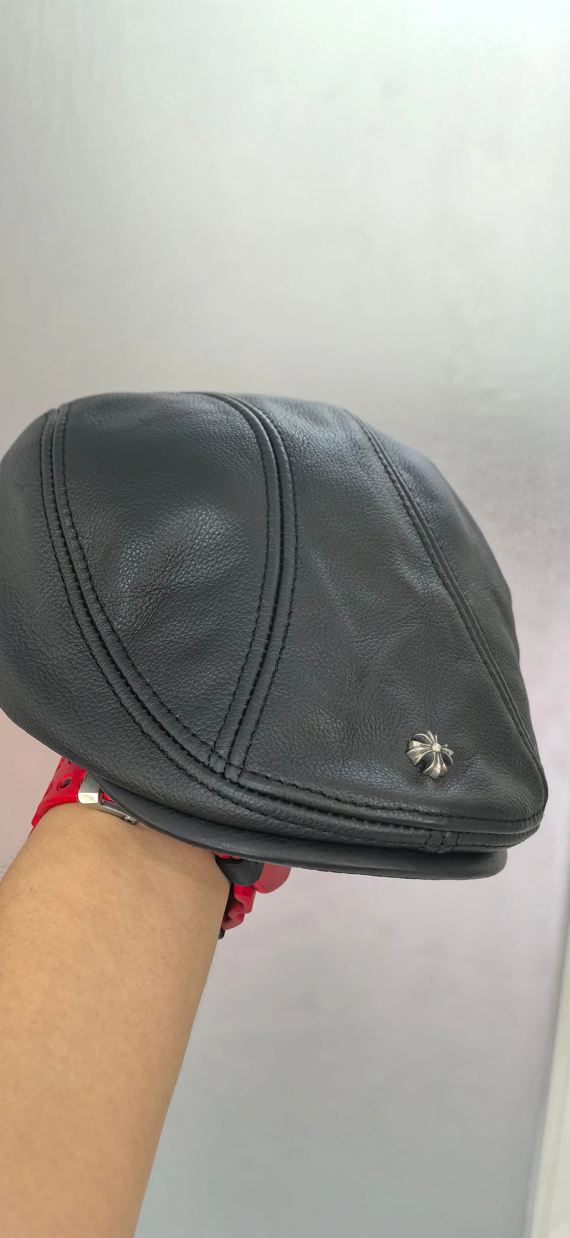 Козырек кожаной кепки Chrome Hearts с маленькой серебряной заклепкой