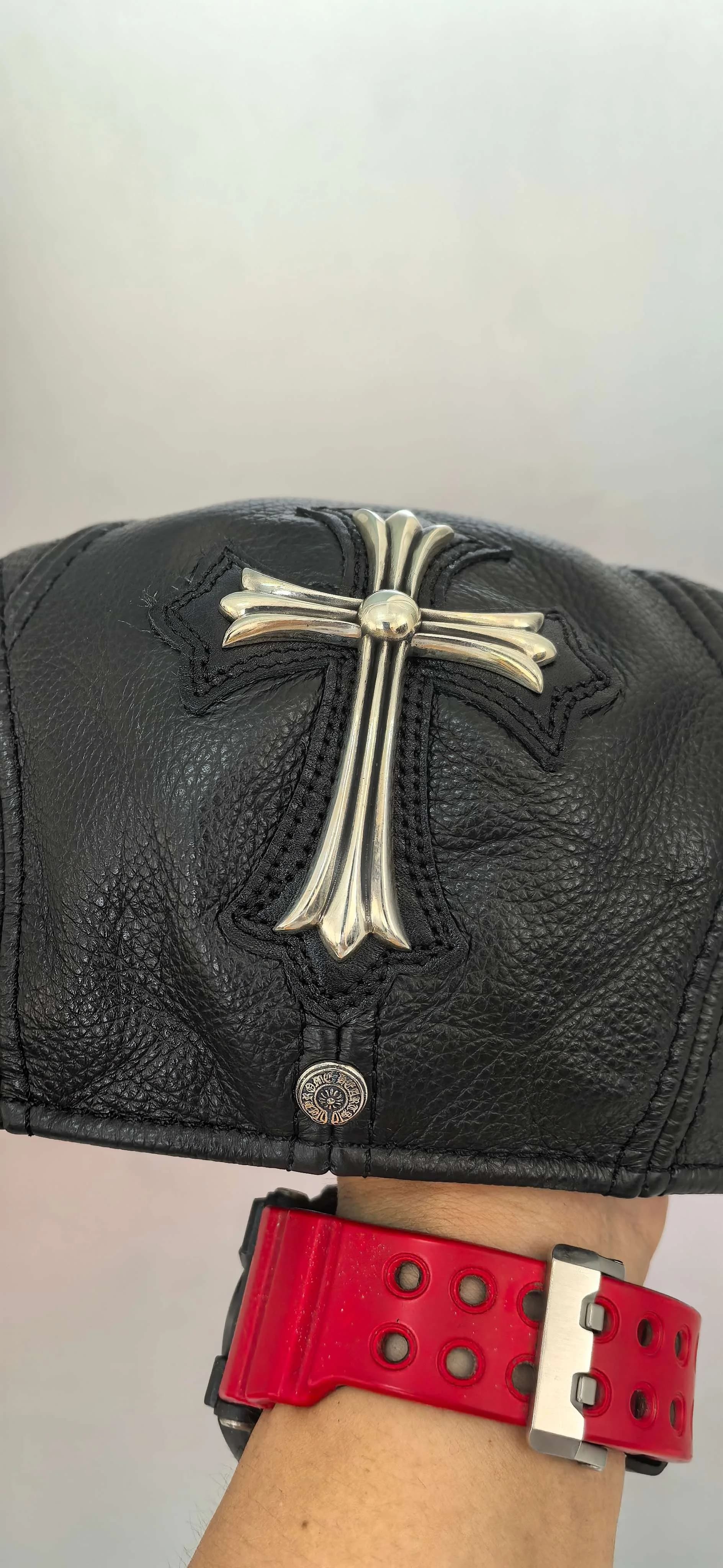 Задняя часть кожаной кепки Chrome Hearts с серебряным декором