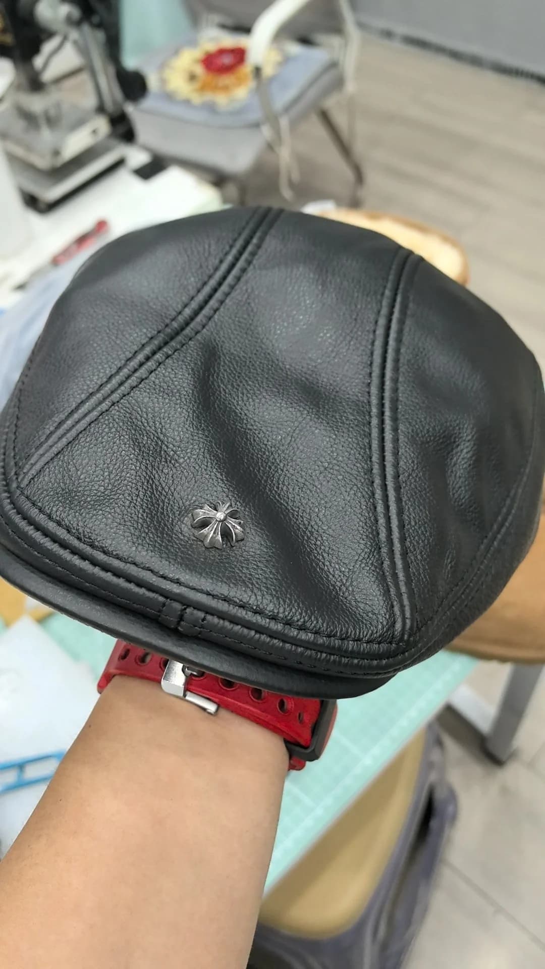 Кожаная кепка Chrome Hearts, вид сверху