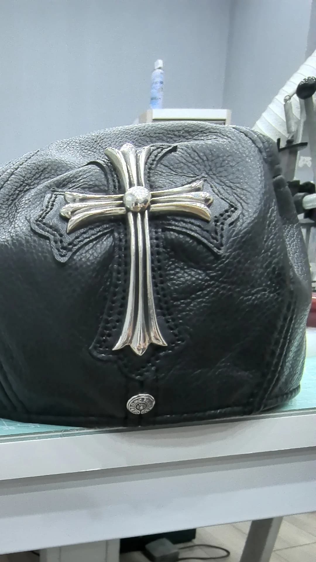 Кожаная кепка Chrome Hearts на подставке