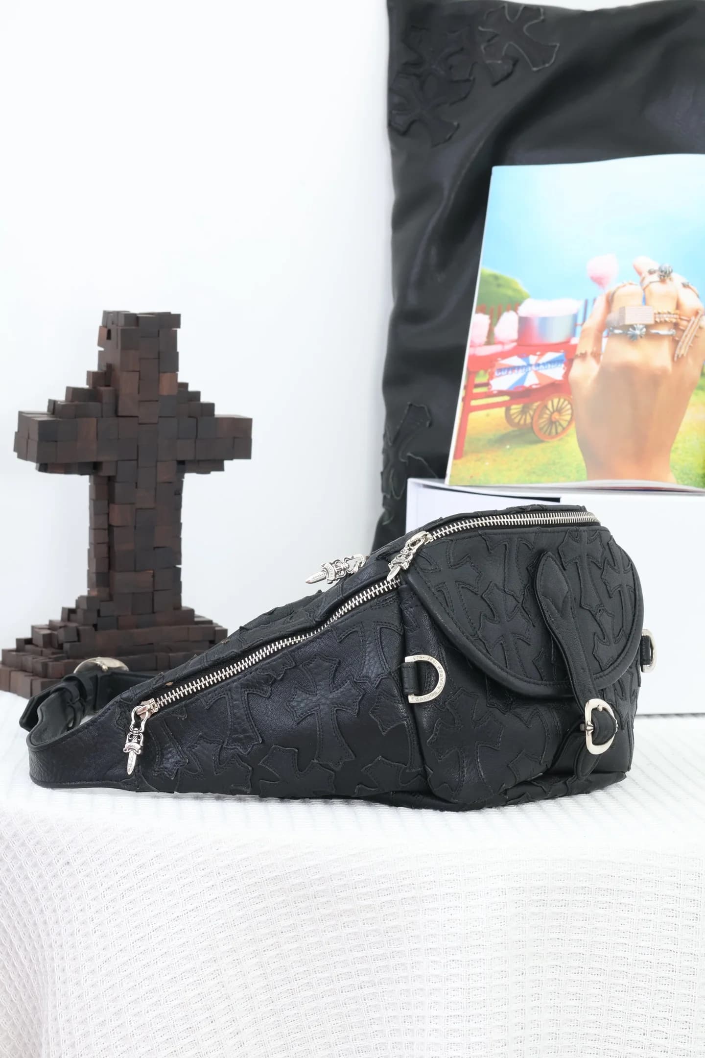 Поясная сумка Chrome Hearts из черной кожи с серебряной фурнитурой, ракурс три четверти