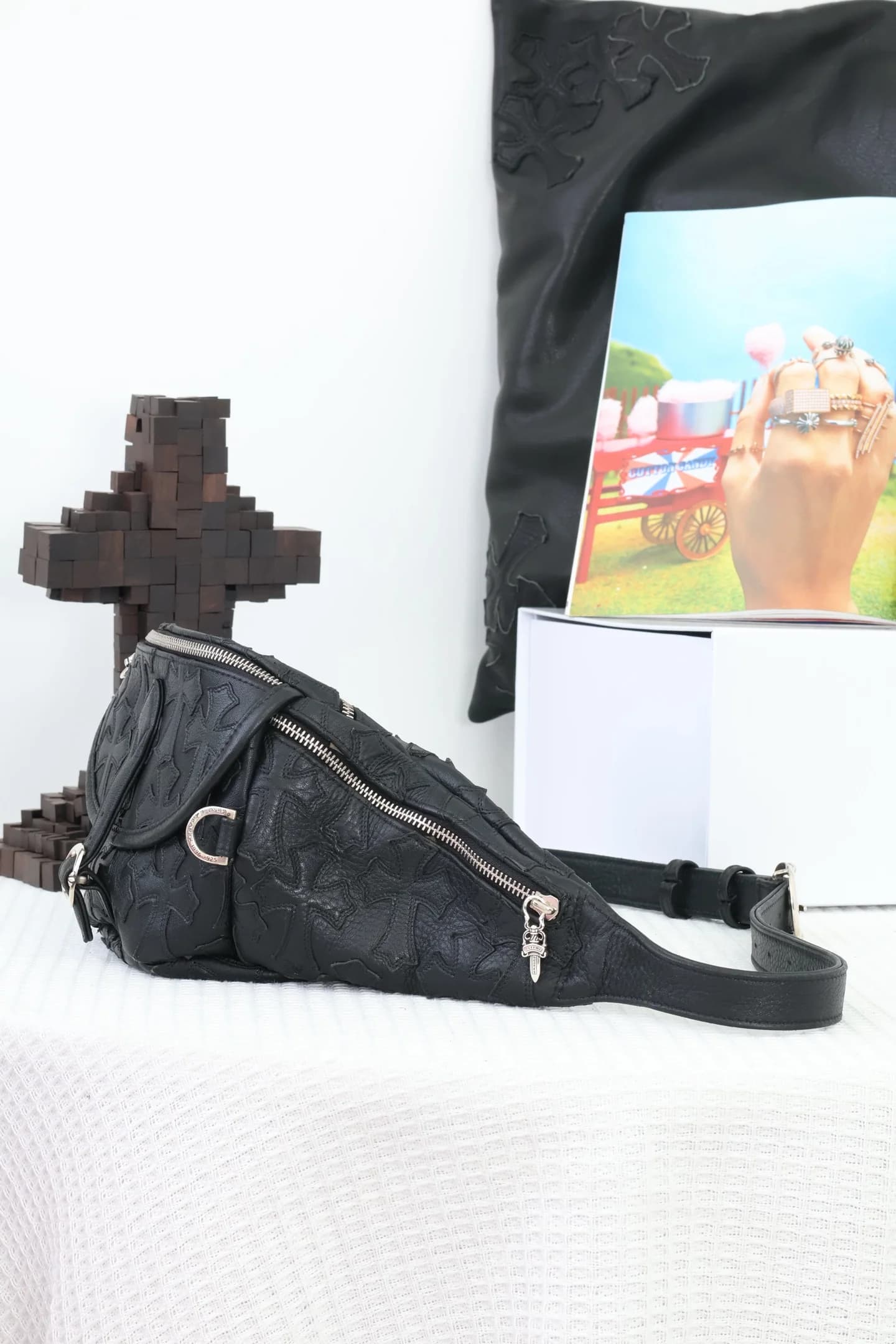 Поясная сумка Chrome Hearts из фактурной кожи, вид сбоку