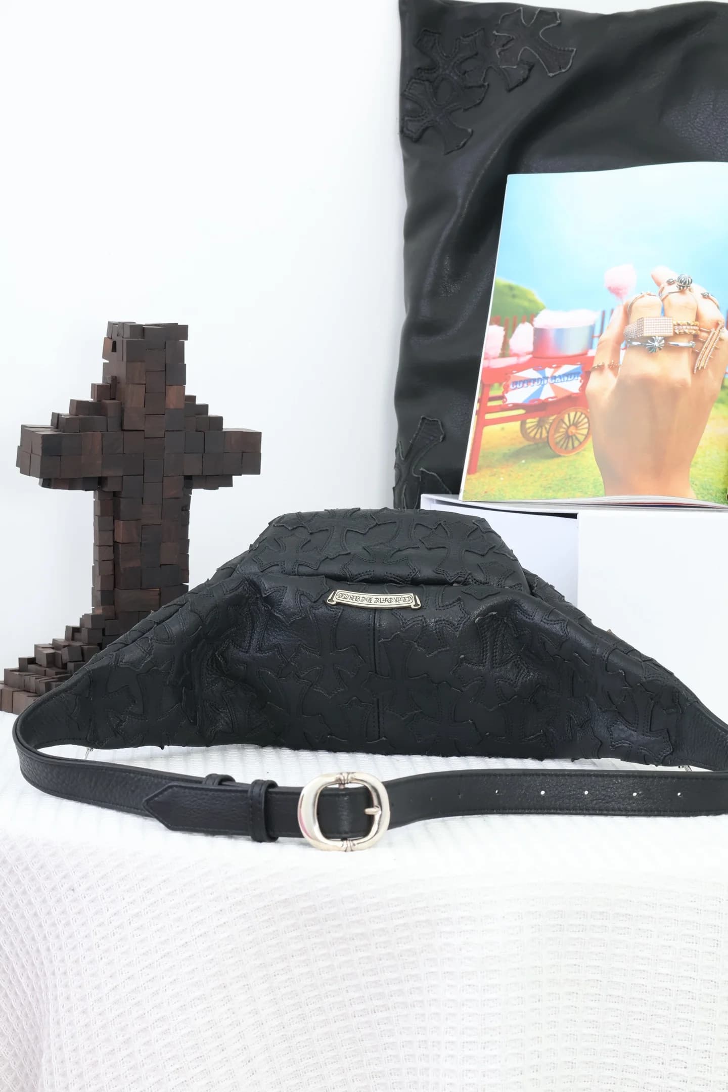 Задняя сторона поясной сумки Chrome Hearts с ремнем и серебряной пряжкой