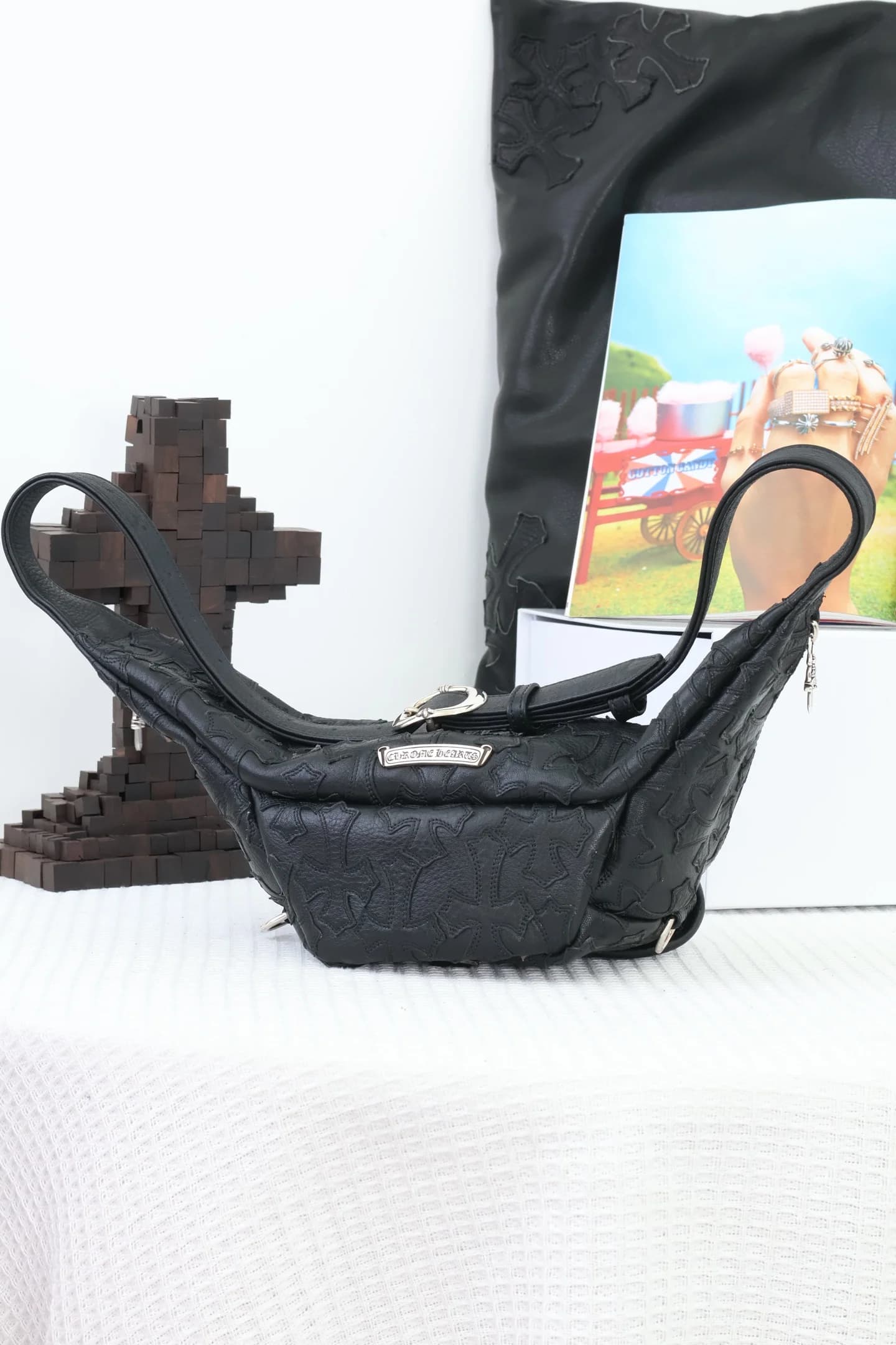 Поясная сумка Chrome Hearts из кожи, вид сверху со сложенным ремнем