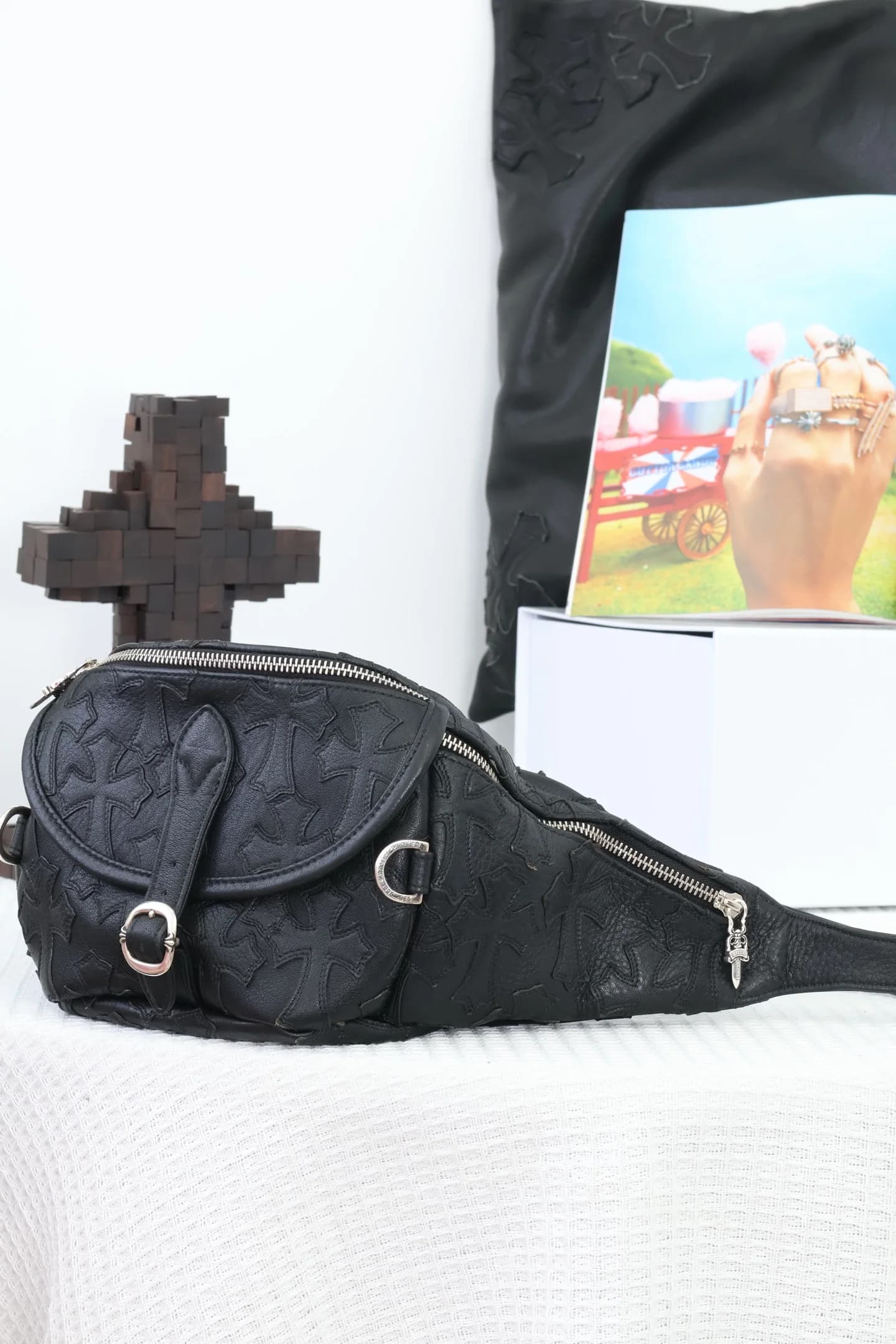 Кожаная поясная сумка Chrome Hearts, вид сбоку под углом