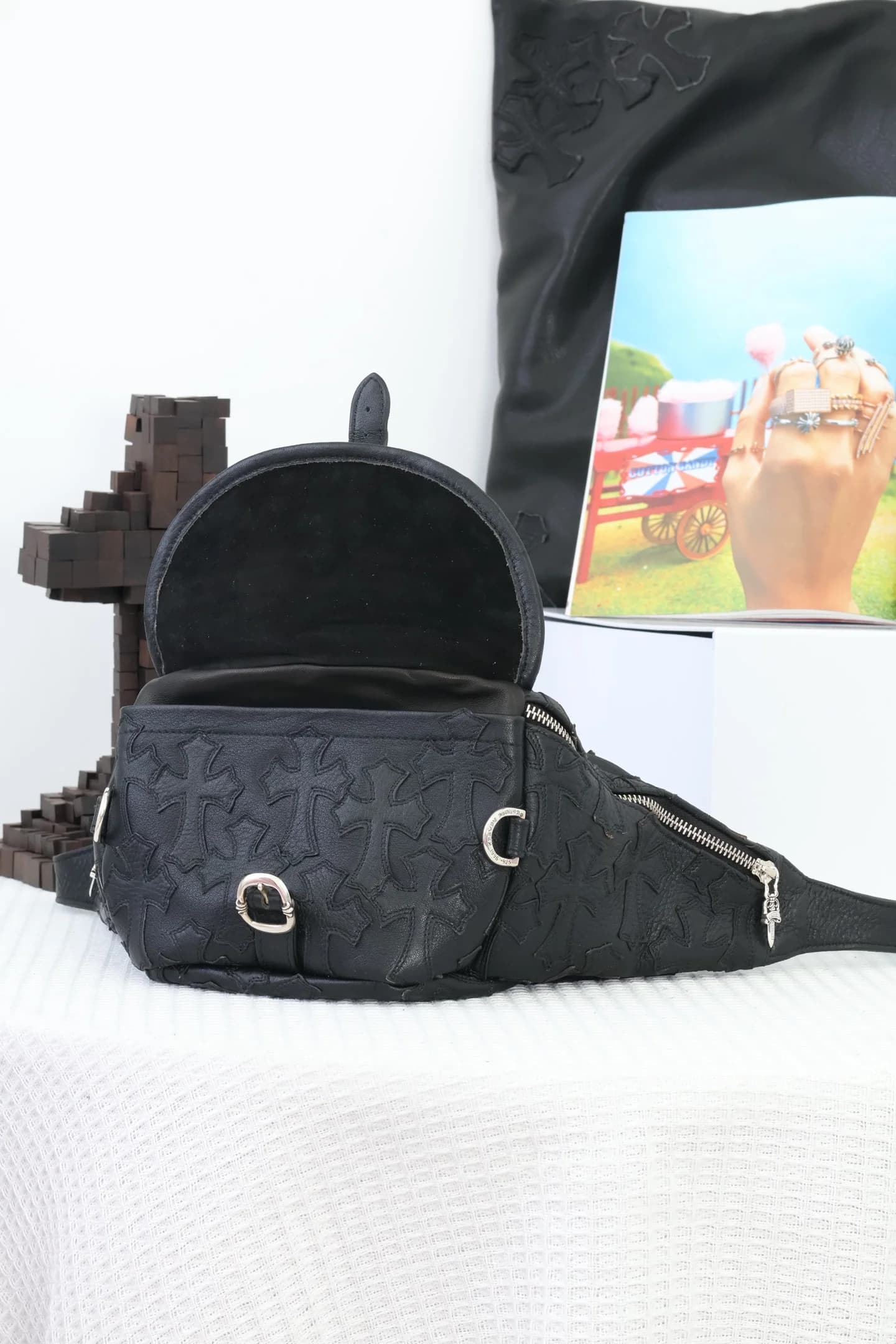 Открытое отделение поясной сумки Chrome Hearts, вид спереди