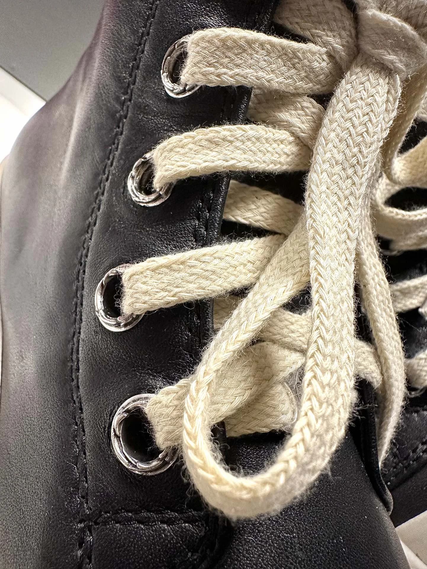 Крупный план шнуровки и металлических люверсов на кедах Chrome Hearts x Rick Owens