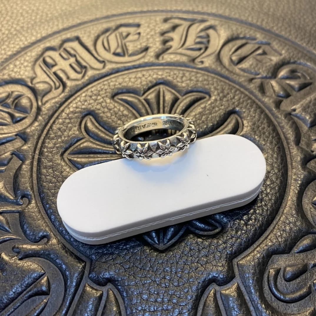 Кольцо Chrome Hearts Star Band с мотивом звезд на подставке